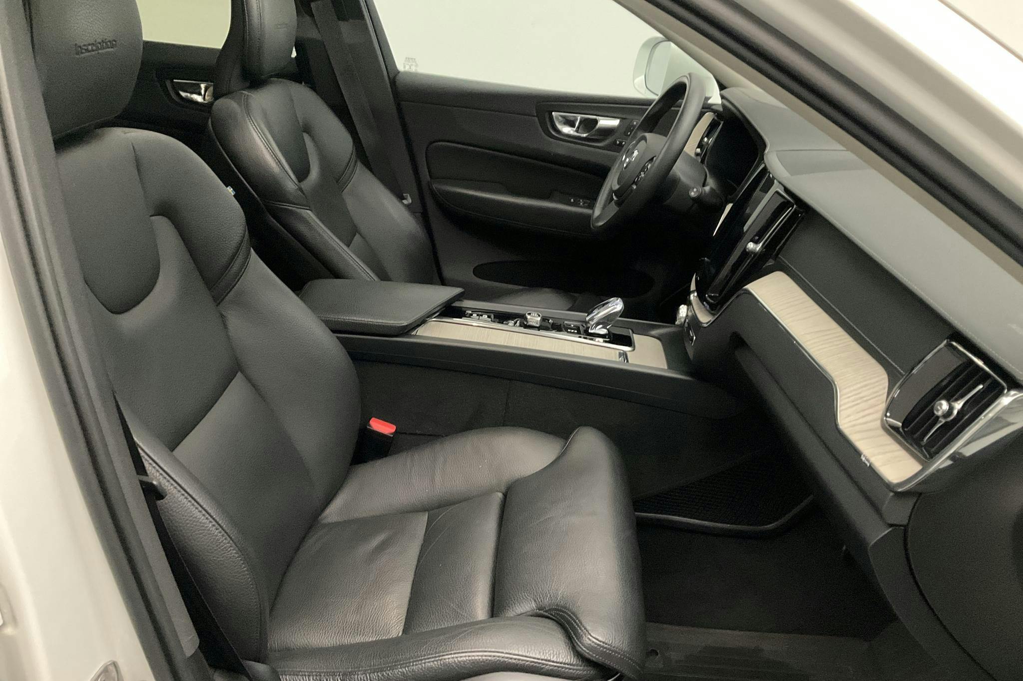 Volvo XC60 T8 AWD Twin Engine (390hk) - 10 347 mil - Automat - vit - 2020
