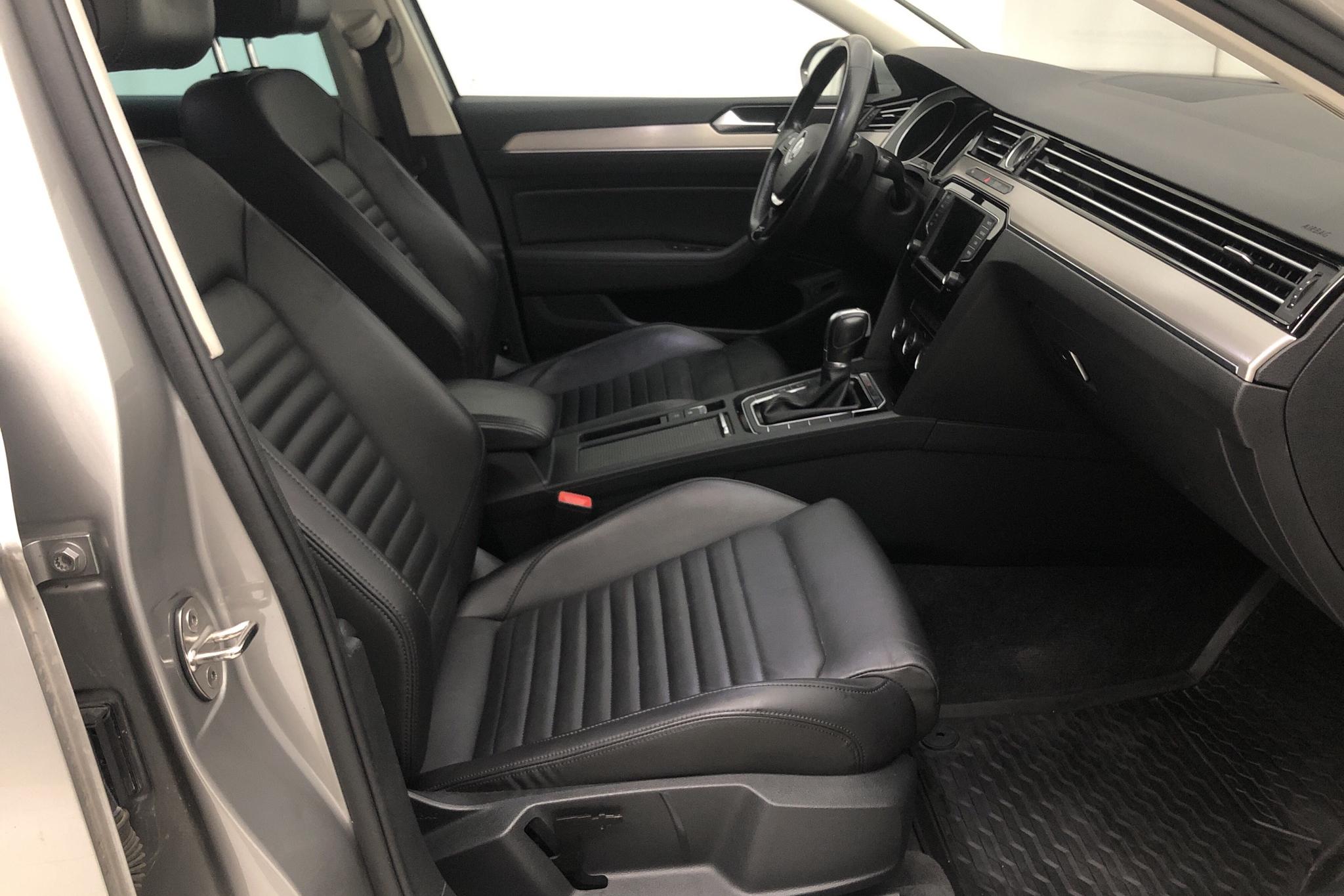 VW Passat 2.0 TDI BiTurbo Sportscombi 4MOTION (240hk) - 122 320 km - Automatic - silver - 2016