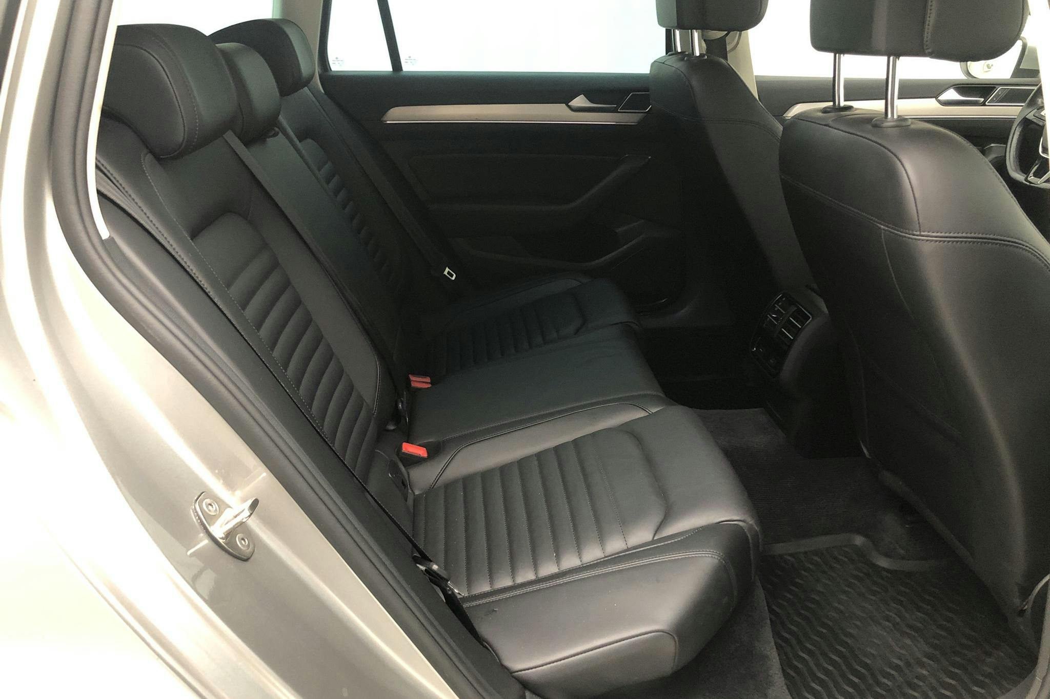 VW Passat 2.0 TDI BiTurbo Sportscombi 4MOTION (240hk) - 12 232 mil - Automat - silver - 2016