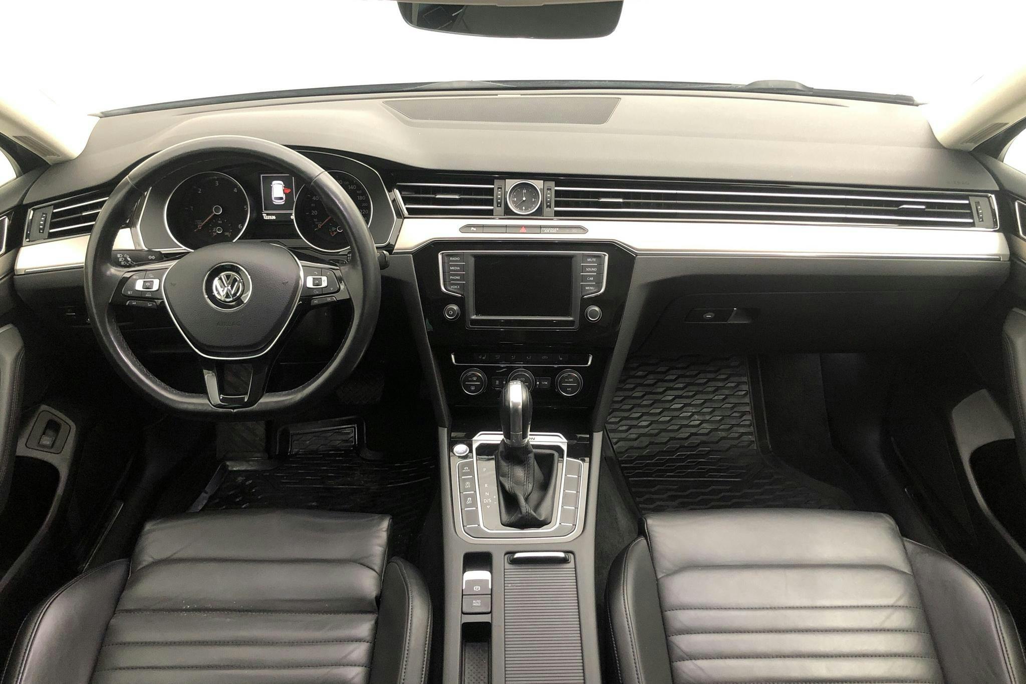 VW Passat 2.0 TDI BiTurbo Sportscombi 4MOTION (240hk) - 12 232 mil - Automat - silver - 2016
