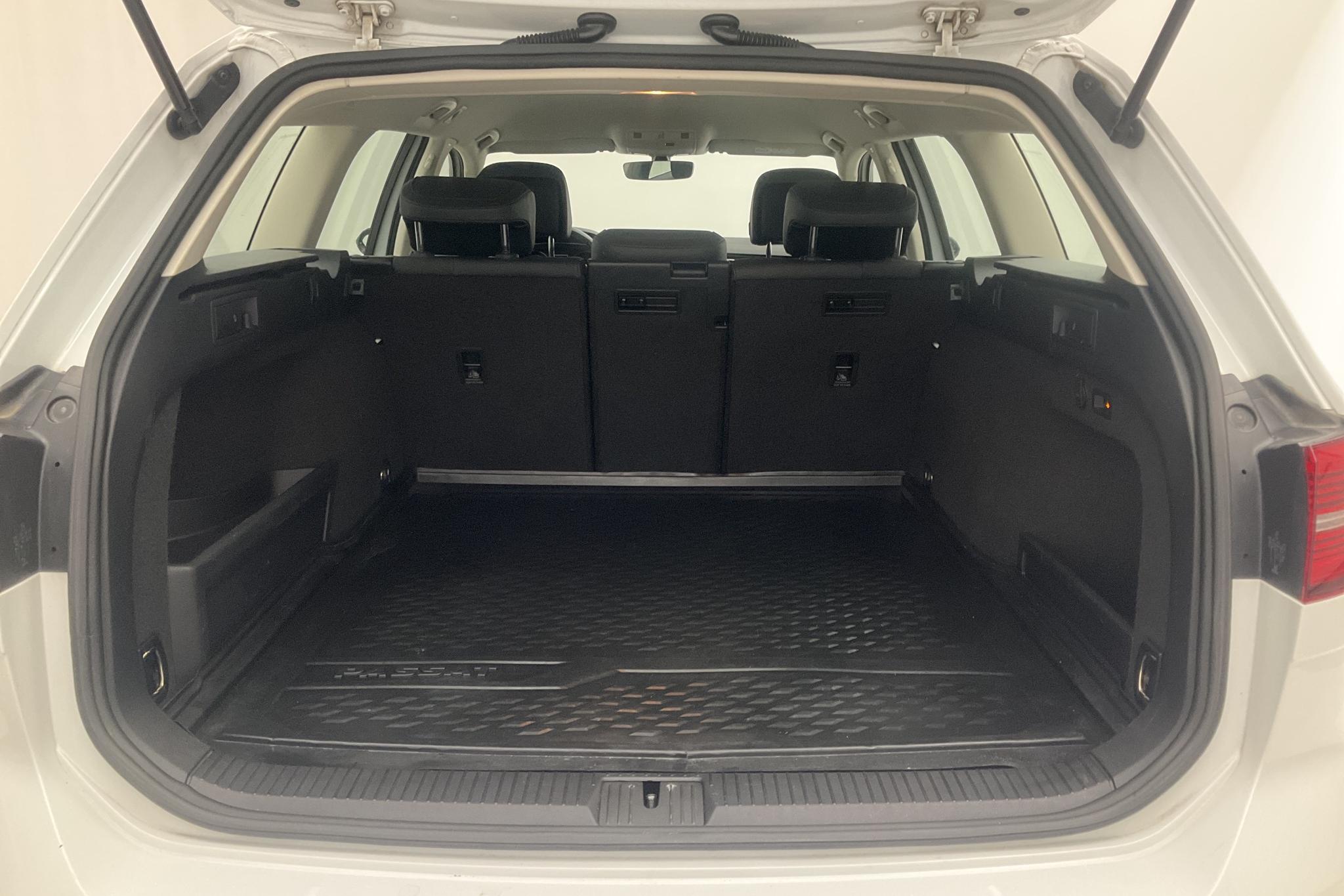 VW Passat 1.4 Plug-in-Hybrid Sportscombi (218hk) - 14 470 mil - Automat - vit - 2017