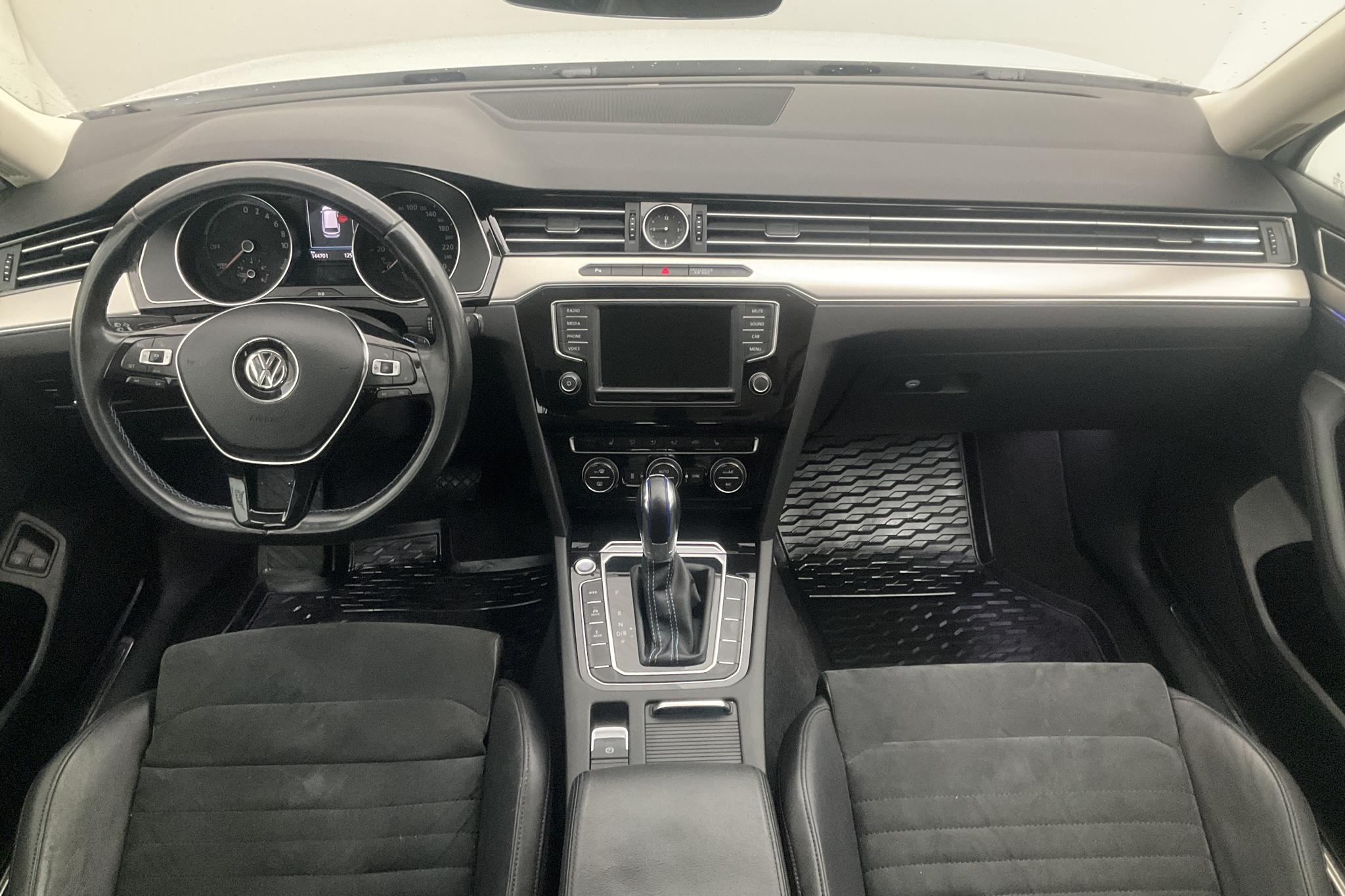 VW Passat 1.4 Plug-in-Hybrid Sportscombi (218hk) - 14 470 mil - Automat - vit - 2017