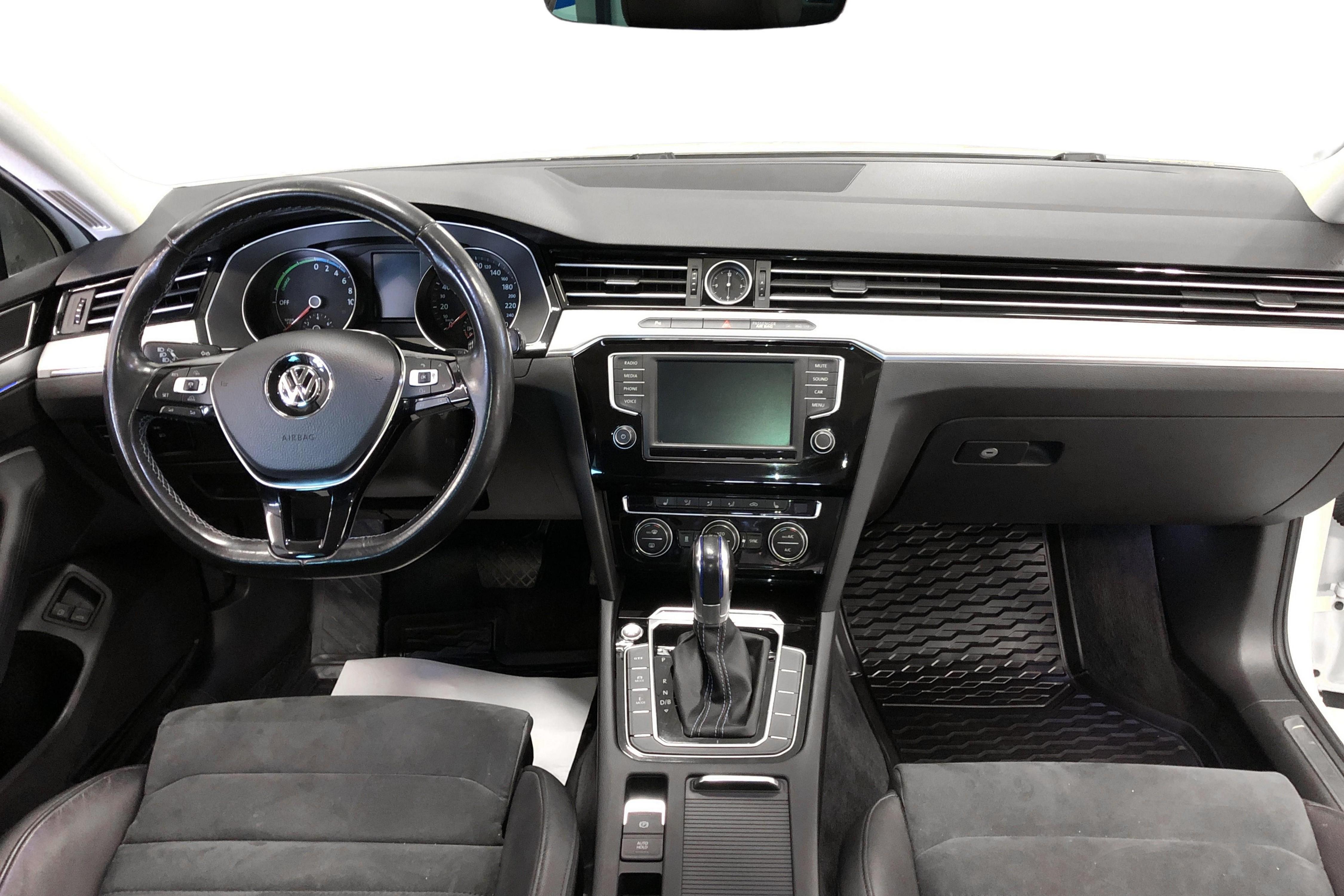 VW Passat 1.4 Plug-in-Hybrid Sportscombi (218hk) - 178 260 km - Automatic - white - 2017