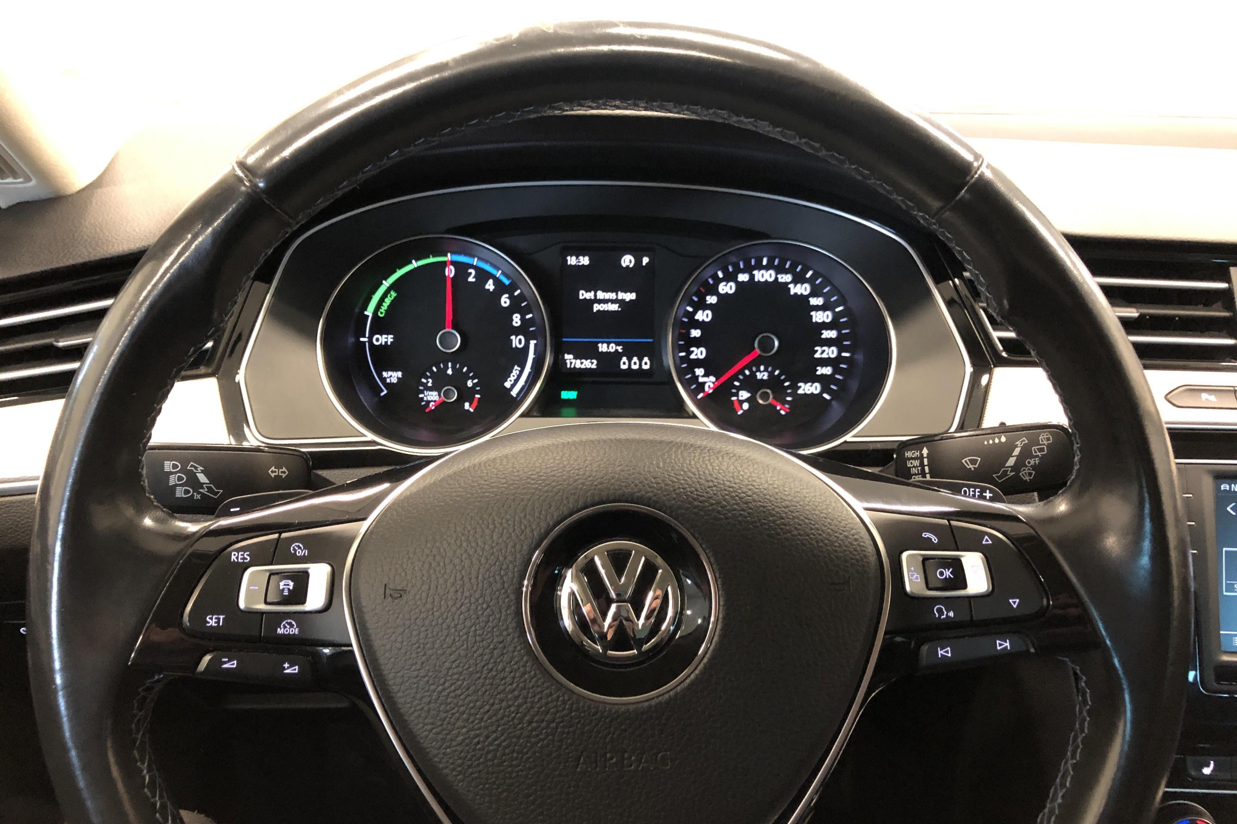 VW Passat 1.4 Plug-in-Hybrid Sportscombi (218hk) - 17 826 mil - Automat - vit - 2017