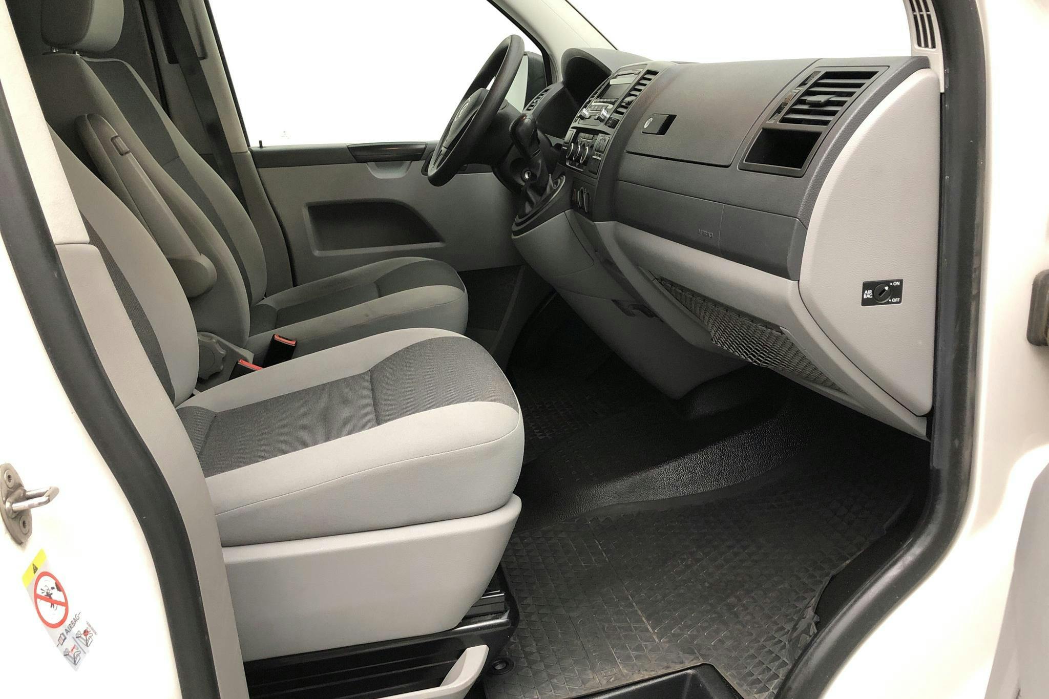 VW Transporter T5 2.0 TDI (140hk) - 22 541 mil - Automat - vit - 2015