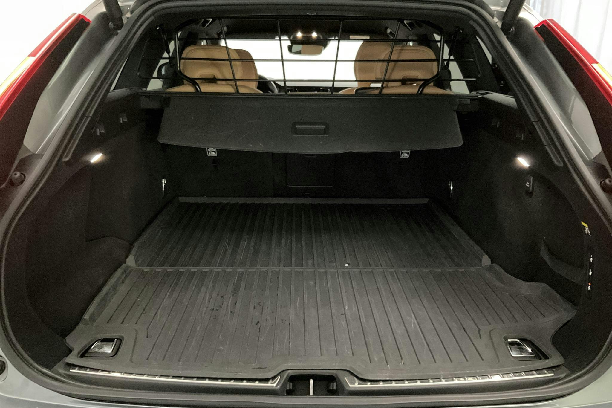 Volvo V90 D4 Cross Country AWD (190hk) - 117 100 km - Automatic - gray - 2019