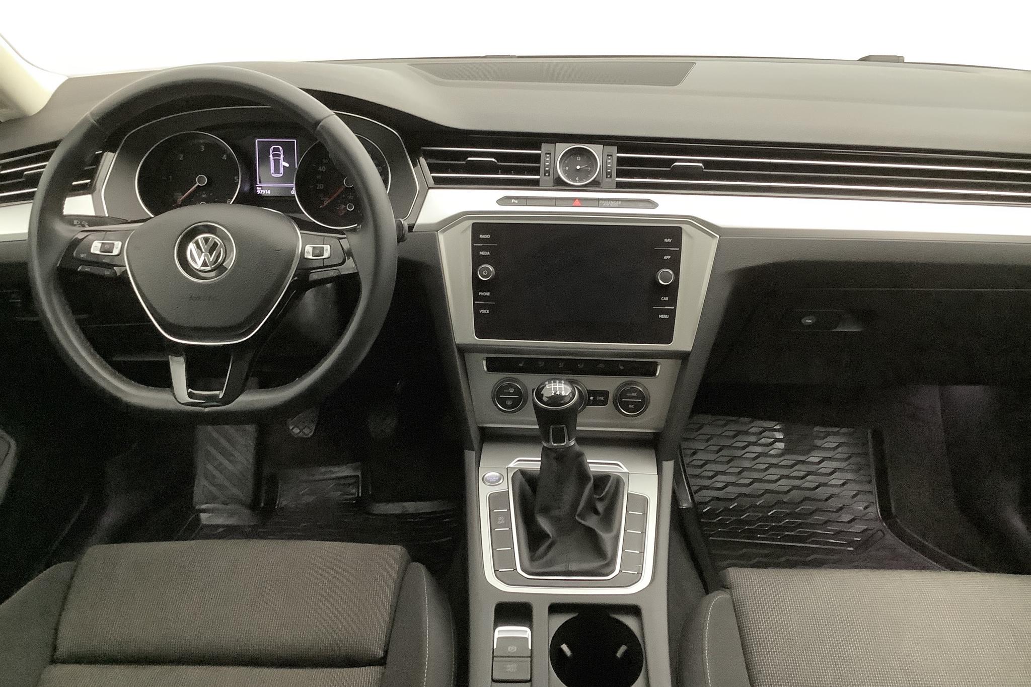 VW Passat 2.0 TDI Sportscombi (150hk) - 9 792 mil - Manuell - vit - 2018