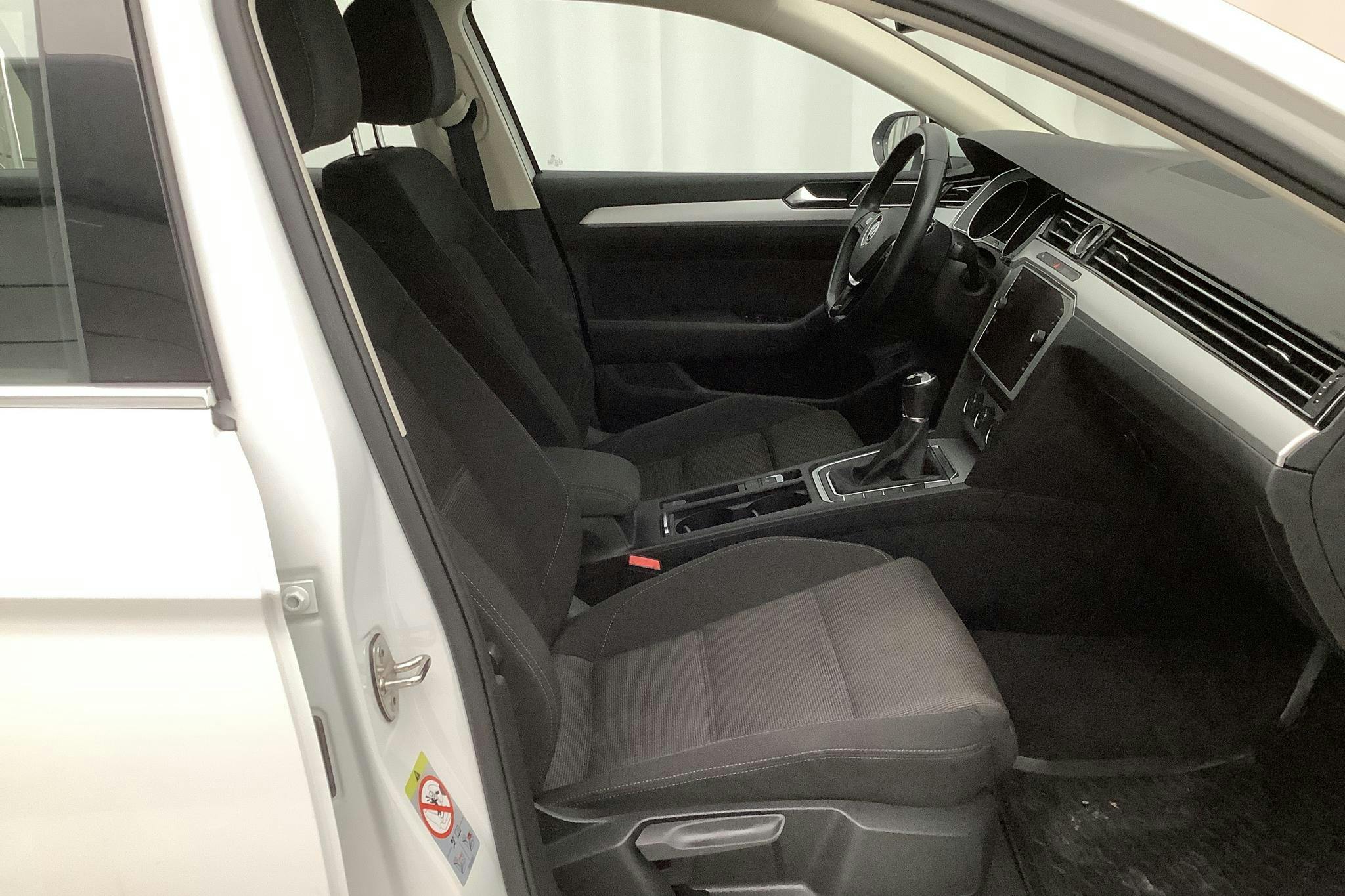VW Passat 2.0 TDI Sportscombi (150hk) - 9 710 mil - Manuell - vit - 2018