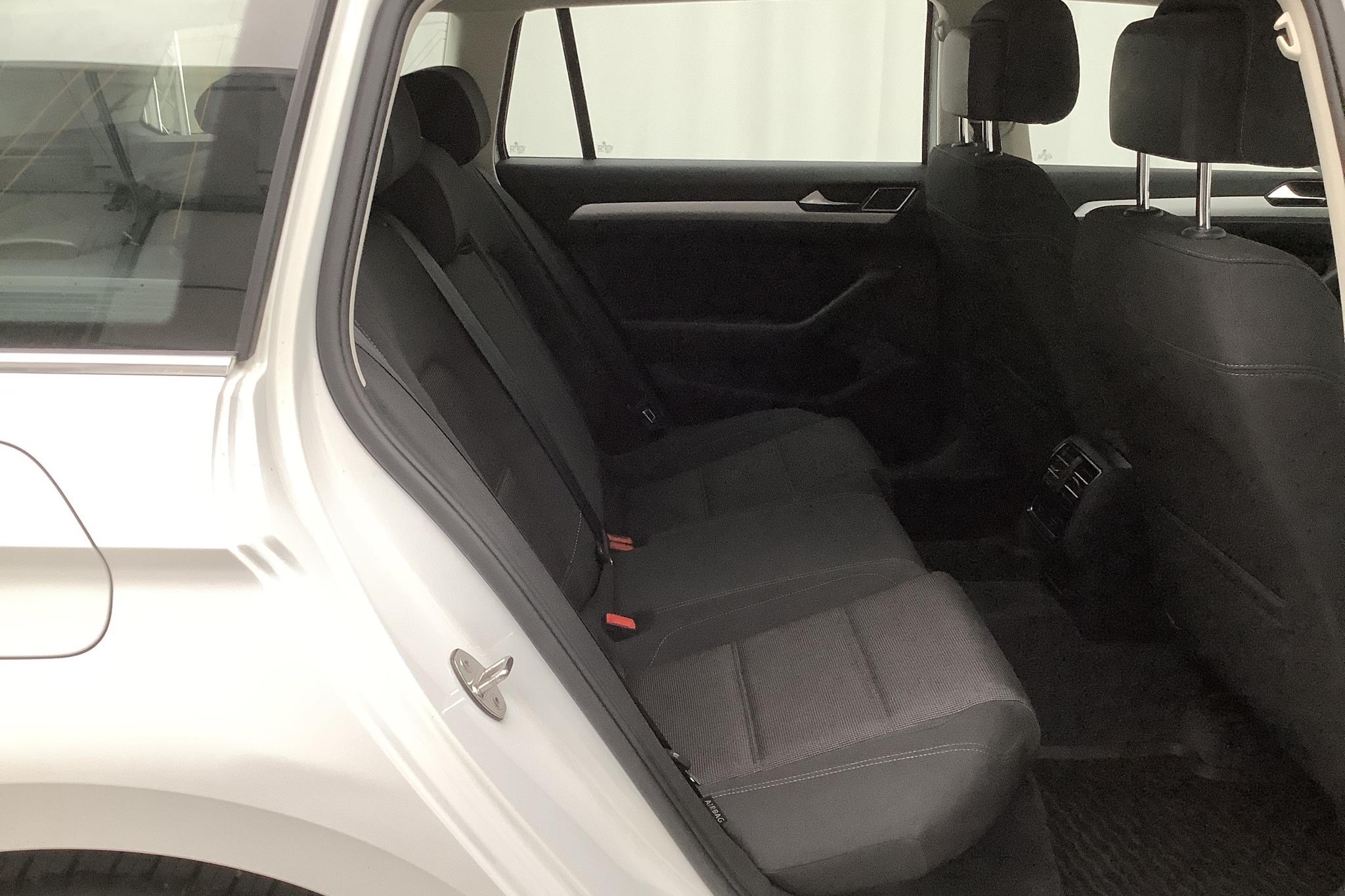 VW Passat 2.0 TDI Sportscombi (150hk) - 9 710 mil - Manuell - vit - 2018