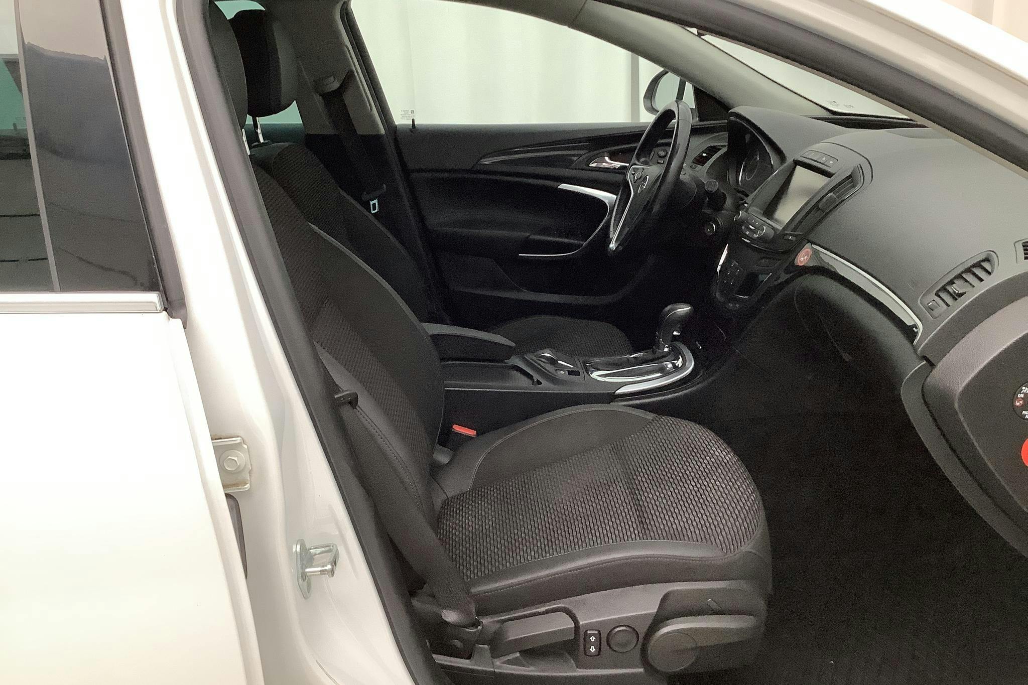 Opel Insignia 2.0 CDTI ECOTEC 4x4 Sports Tourer (163hk) - 18 882 mil - Automat - vit - 2014