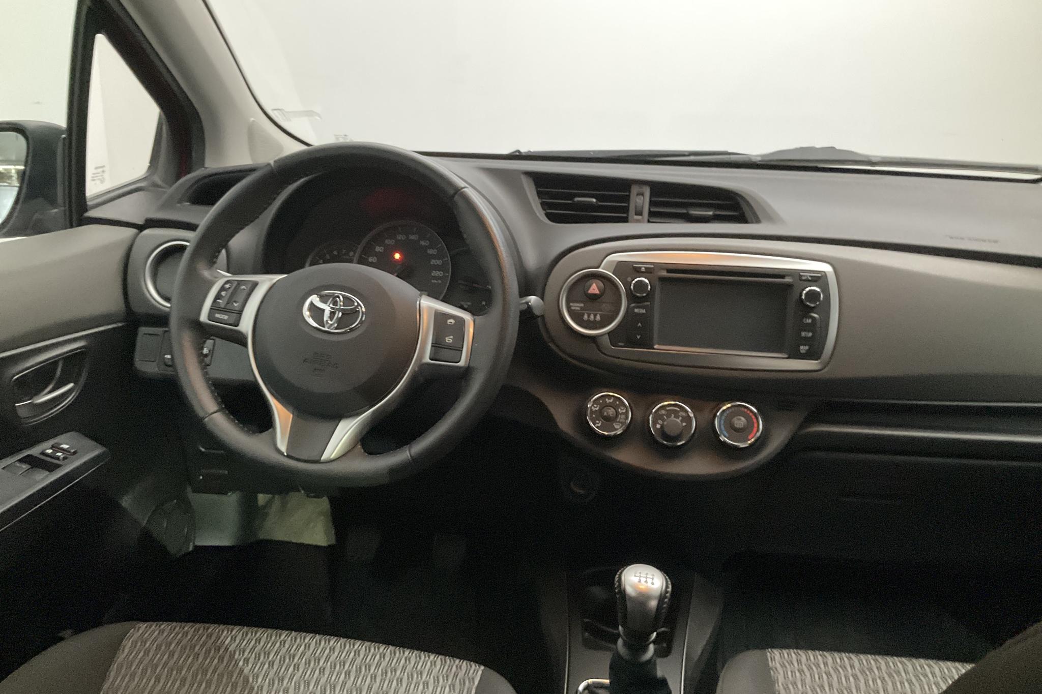 Toyota Yaris 1.33 5dr (100hk) - 17 296 mil - Manuell - röd - 2013