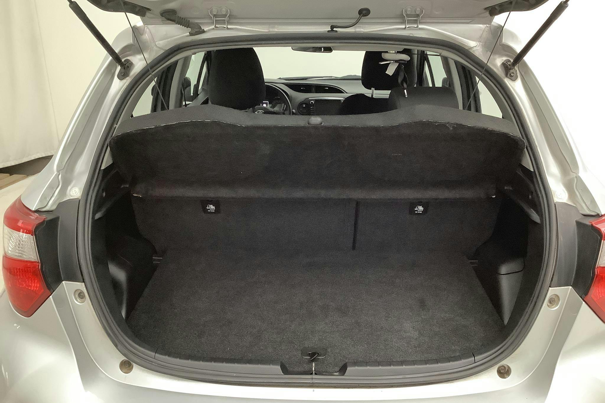 Toyota Yaris 1.5 Hybrid 5dr (101hk) - 92 900 km - Automatic - silver - 2018