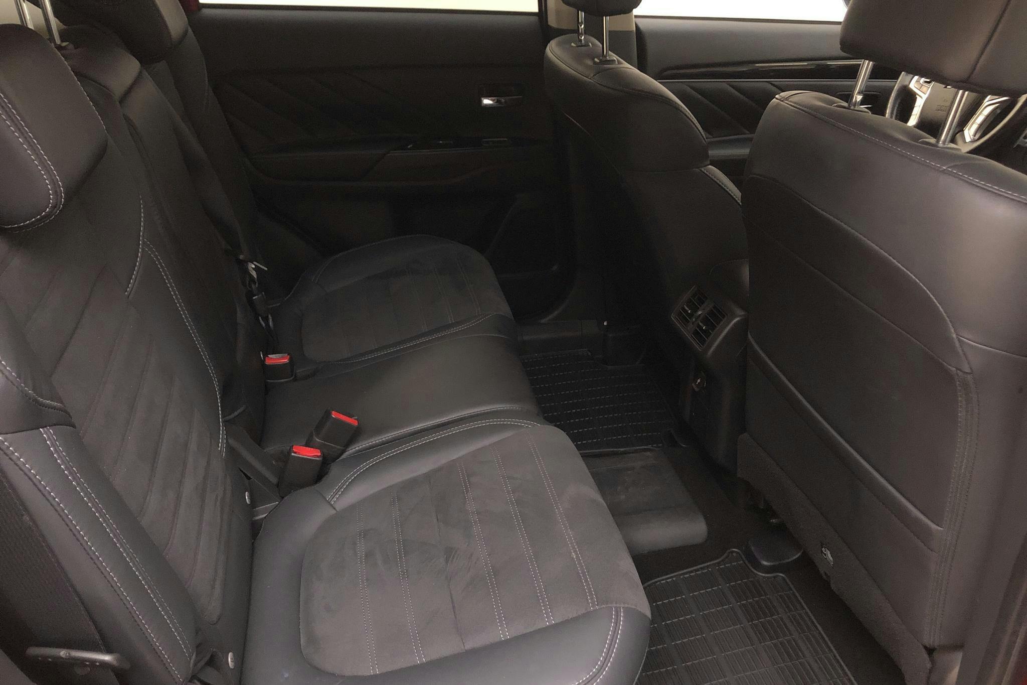 Mitsubishi Outlander 2.4 Plug-in Hybrid 4WD (136hk) - 74 890 km - Automatic - red - 2020