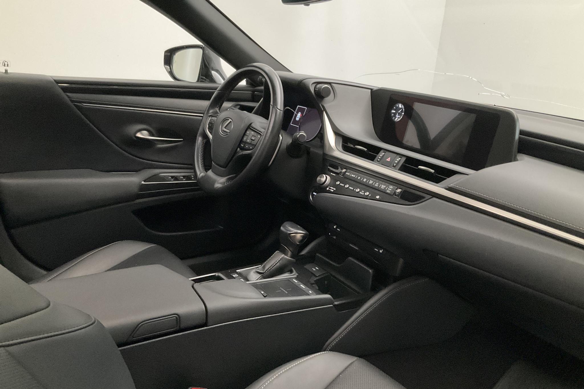 Lexus ES 300h (218hk) - 11 779 mil - Automat - Light Grey - 2021