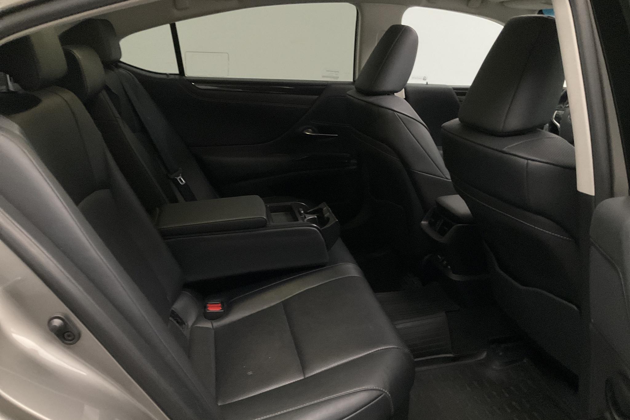 Lexus ES 300h (218hk) - 117 790 km - Automatic - Light Grey - 2021