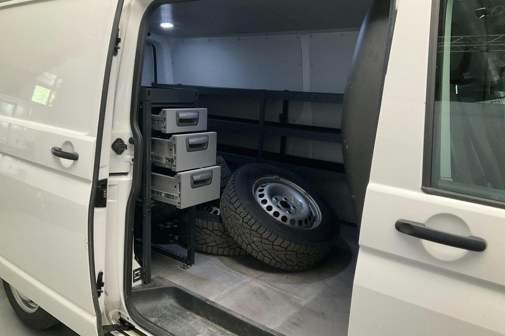 VW Transporter T6 2.0 TDI BMT Skåp 4MOTION (150hk) - 22 442 mil - Manuell - vit - 2018
