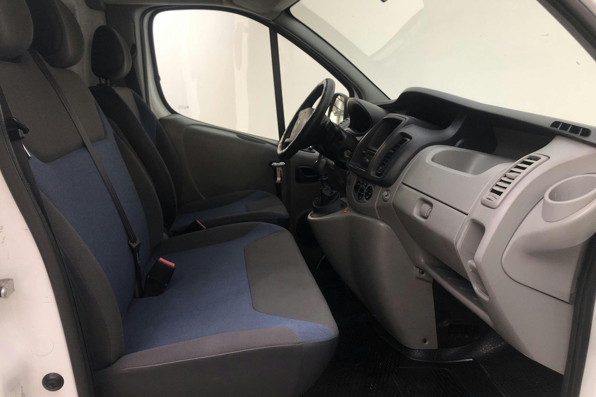 Renault Trafic 2.0 dCi Skåp/Buss (115hk) - 195 220 km - Manual - white - 2013
