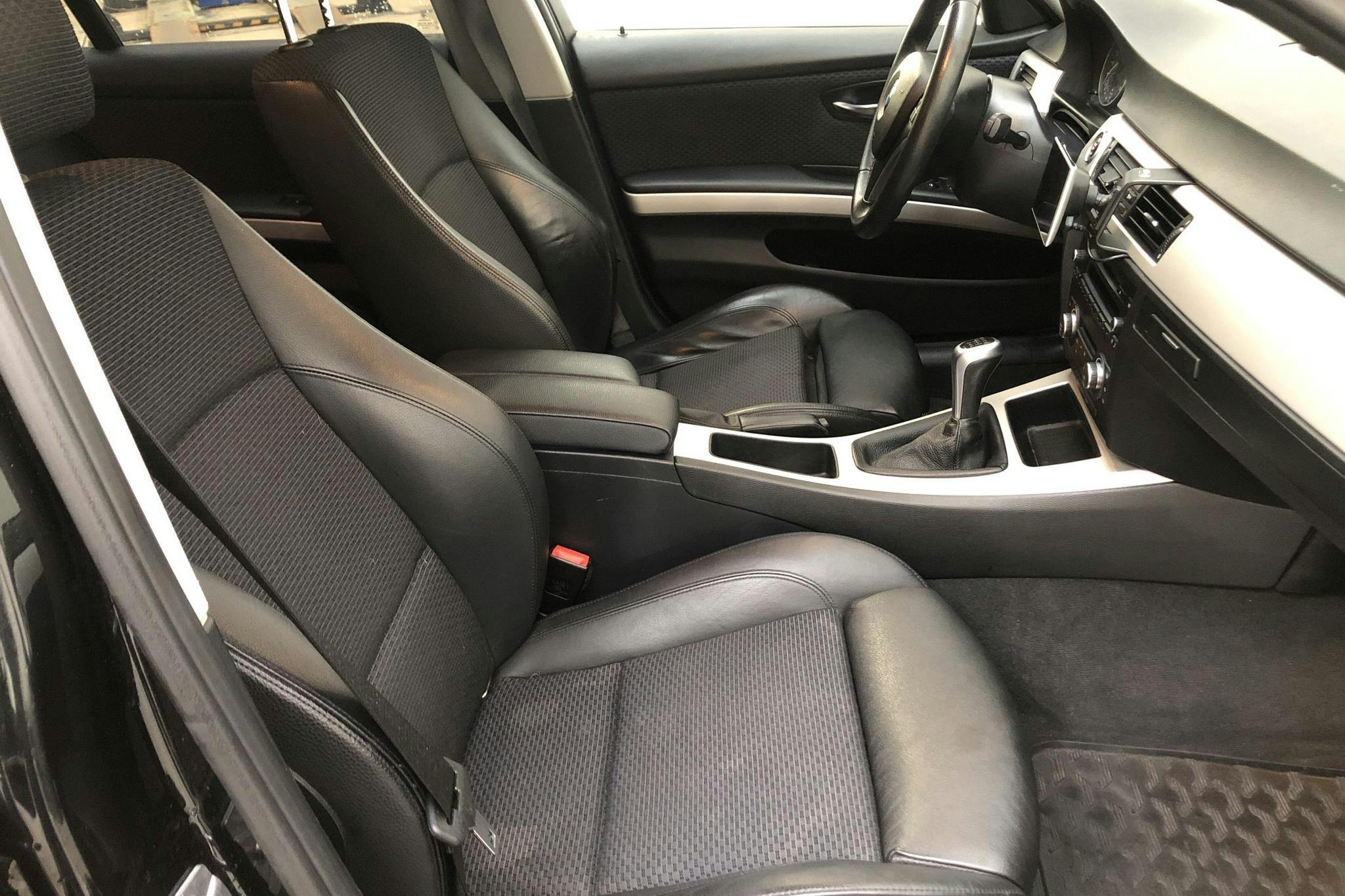 BMW 320d Touring, E91 (184hk) - 25 854 mil - Manuell - svart - 2012