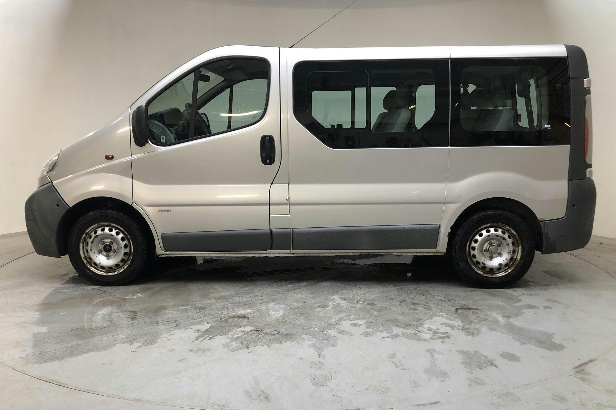 Opel Vivaro Kombi 2.9t (120hk) - 18 288 mil - Manuell - grå - 2003