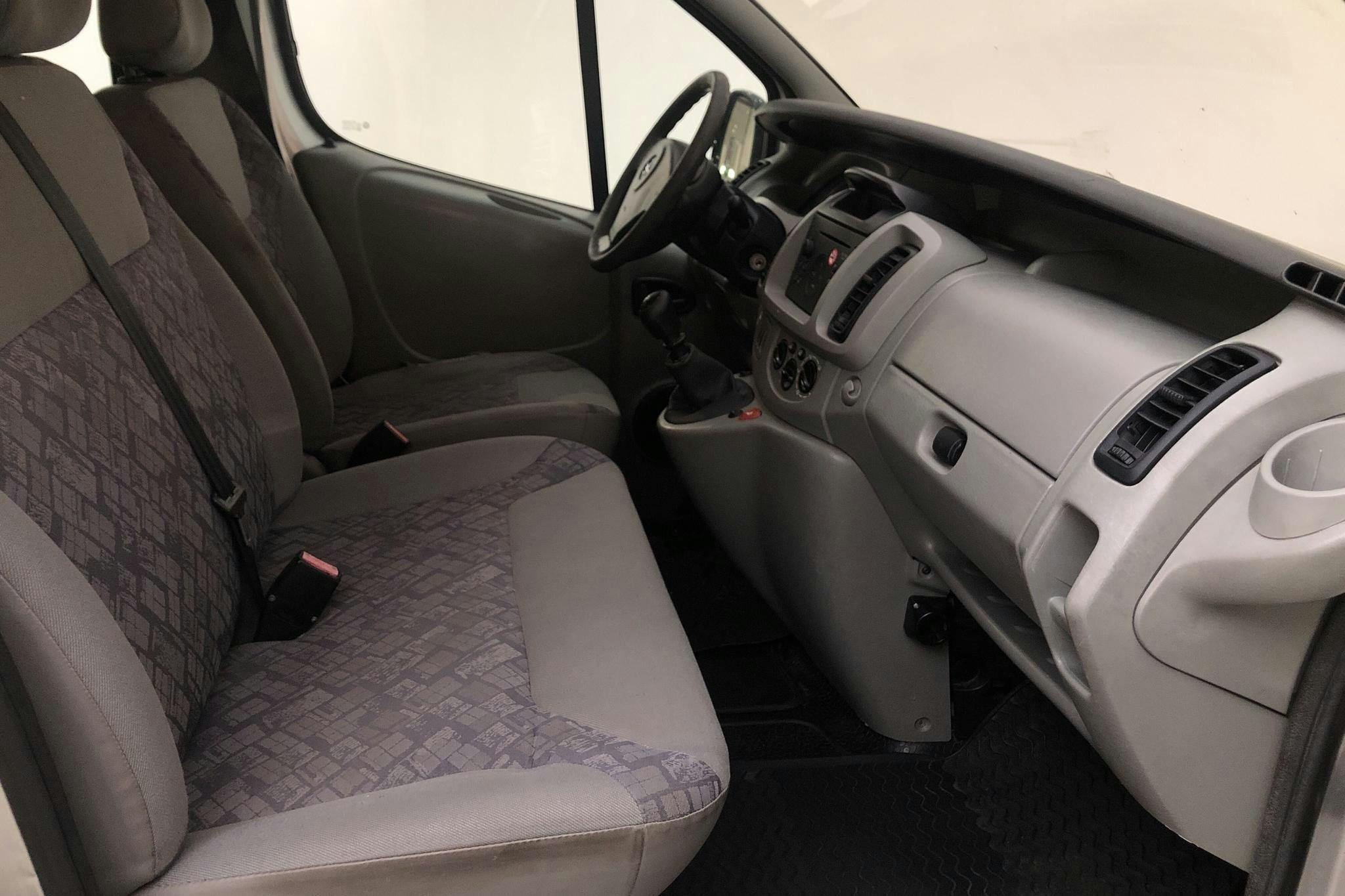 Opel Vivaro Kombi 2.9t (120hk) - 18 288 mil - Manuell - grå - 2003