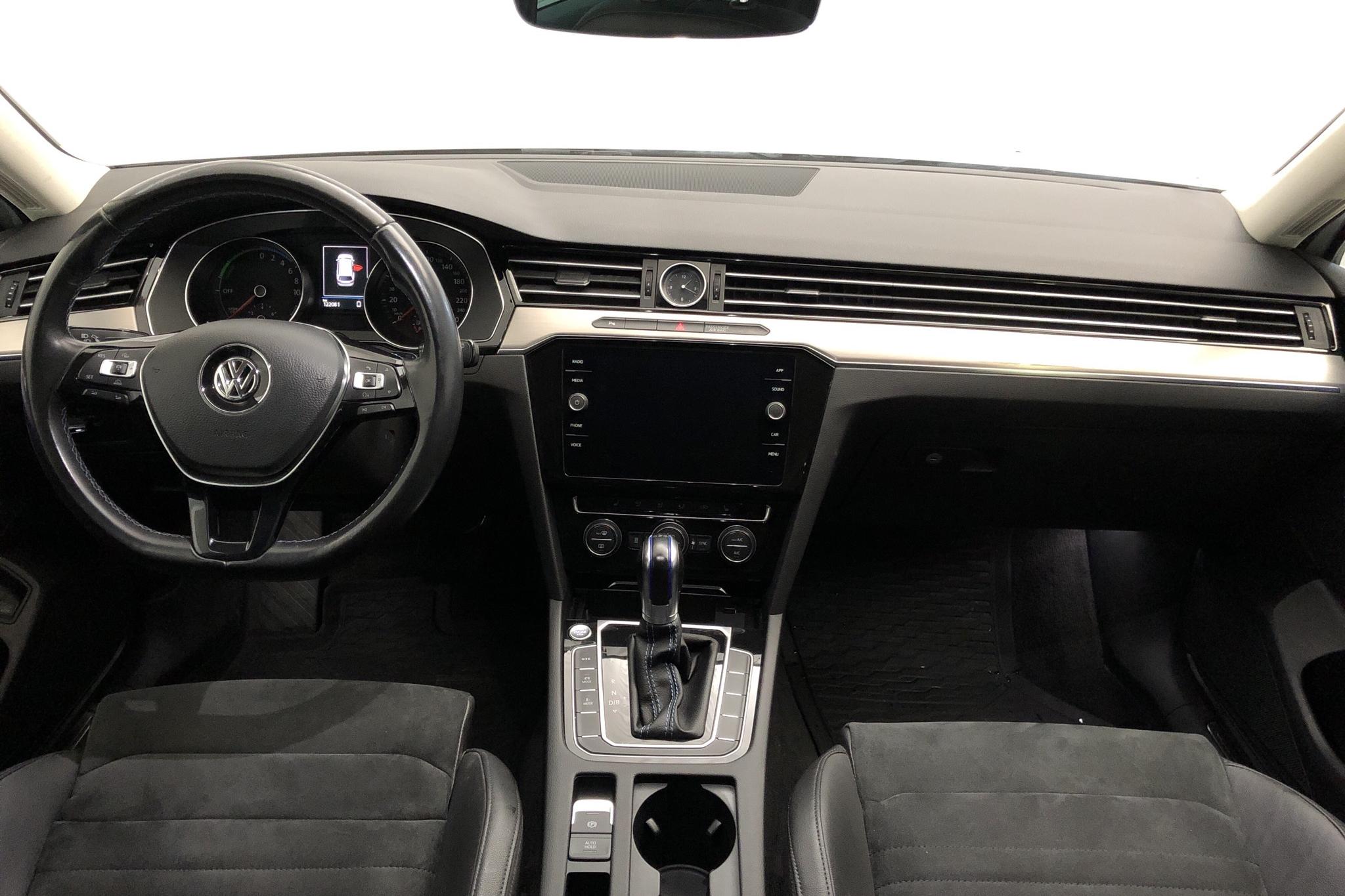 VW Passat 1.4 Plug-in-Hybrid Sportscombi (218hk) - 12 208 mil - Automat - vit - 2018