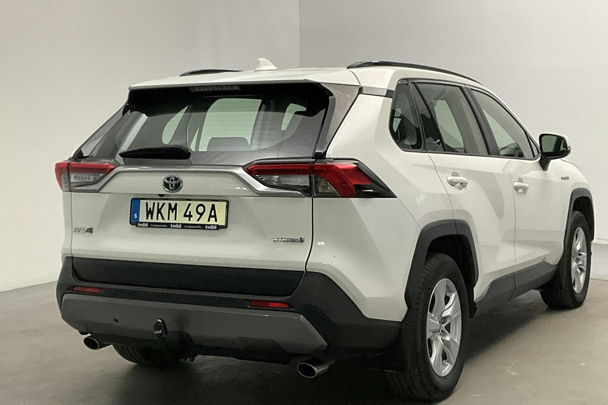 Toyota RAV4 2.5 HSD AWD (222hk) - 17 574 mil - Automat - vit - 2019