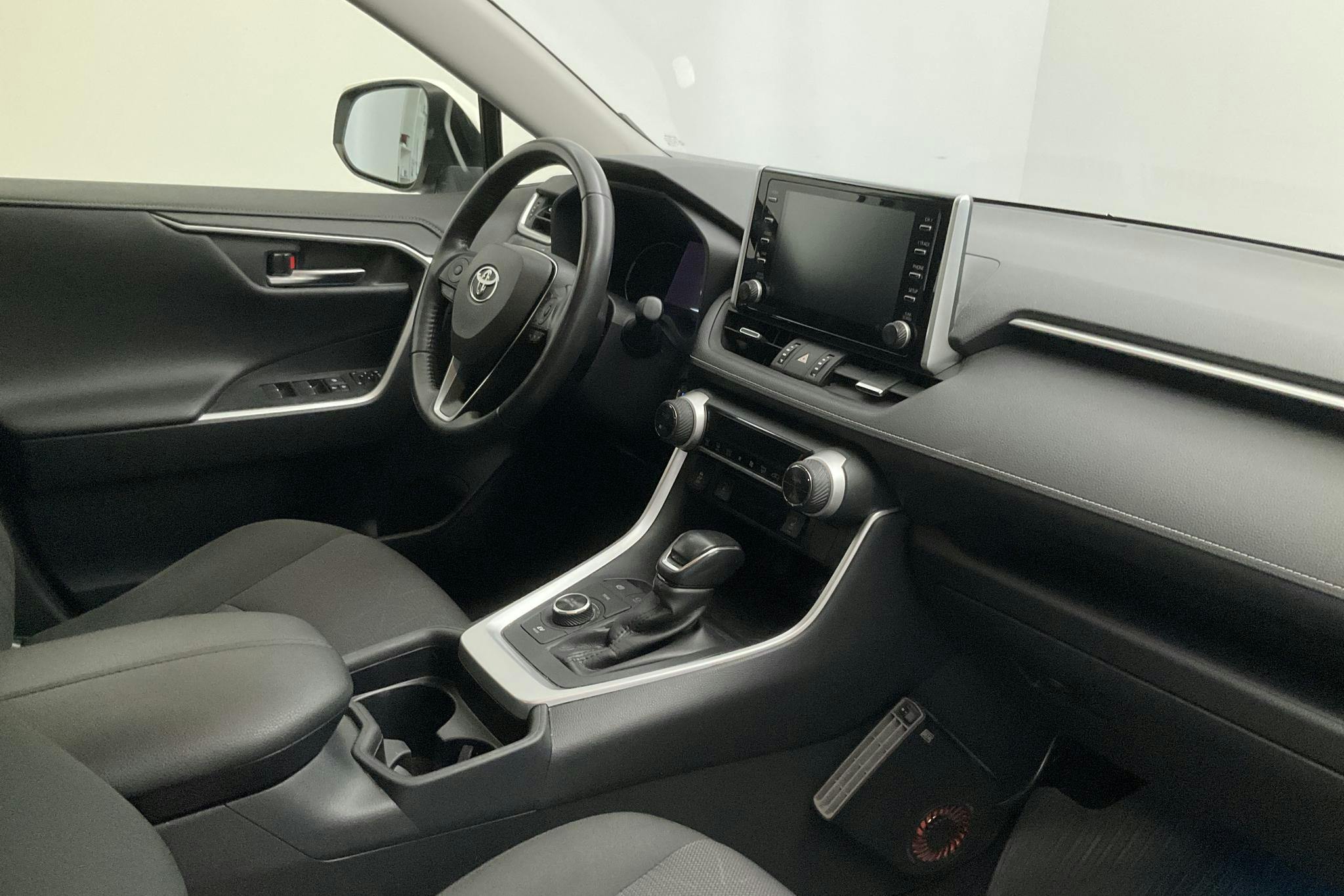 Toyota RAV4 2.5 HSD AWD (222hk) - 17 574 mil - Automat - vit - 2019