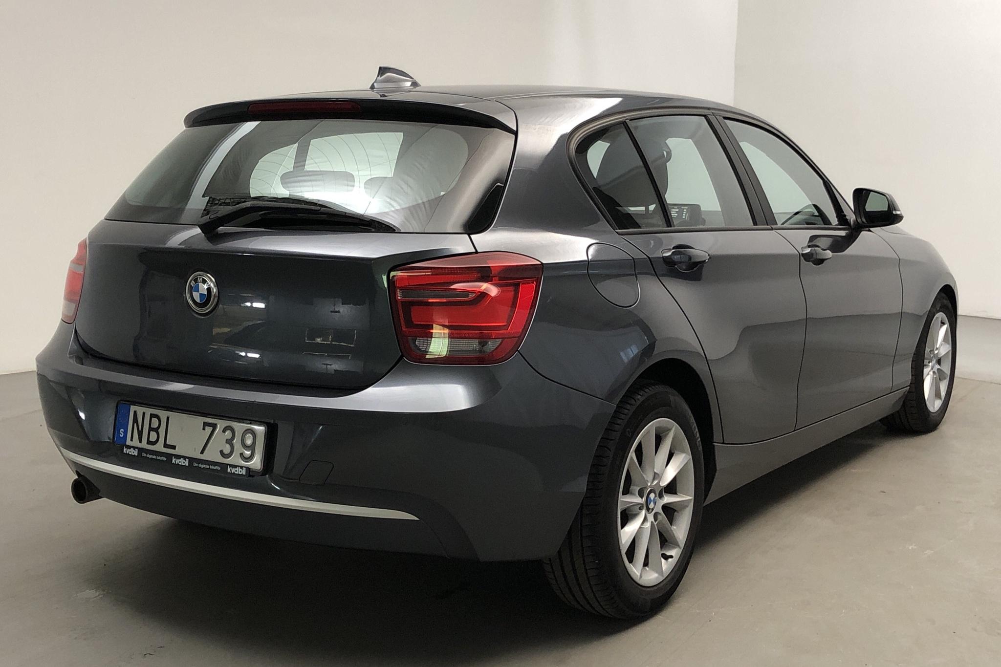 BMW 118d 5dr, F20 (143hk) - 18 400 mil - Manuell - grå - 2013