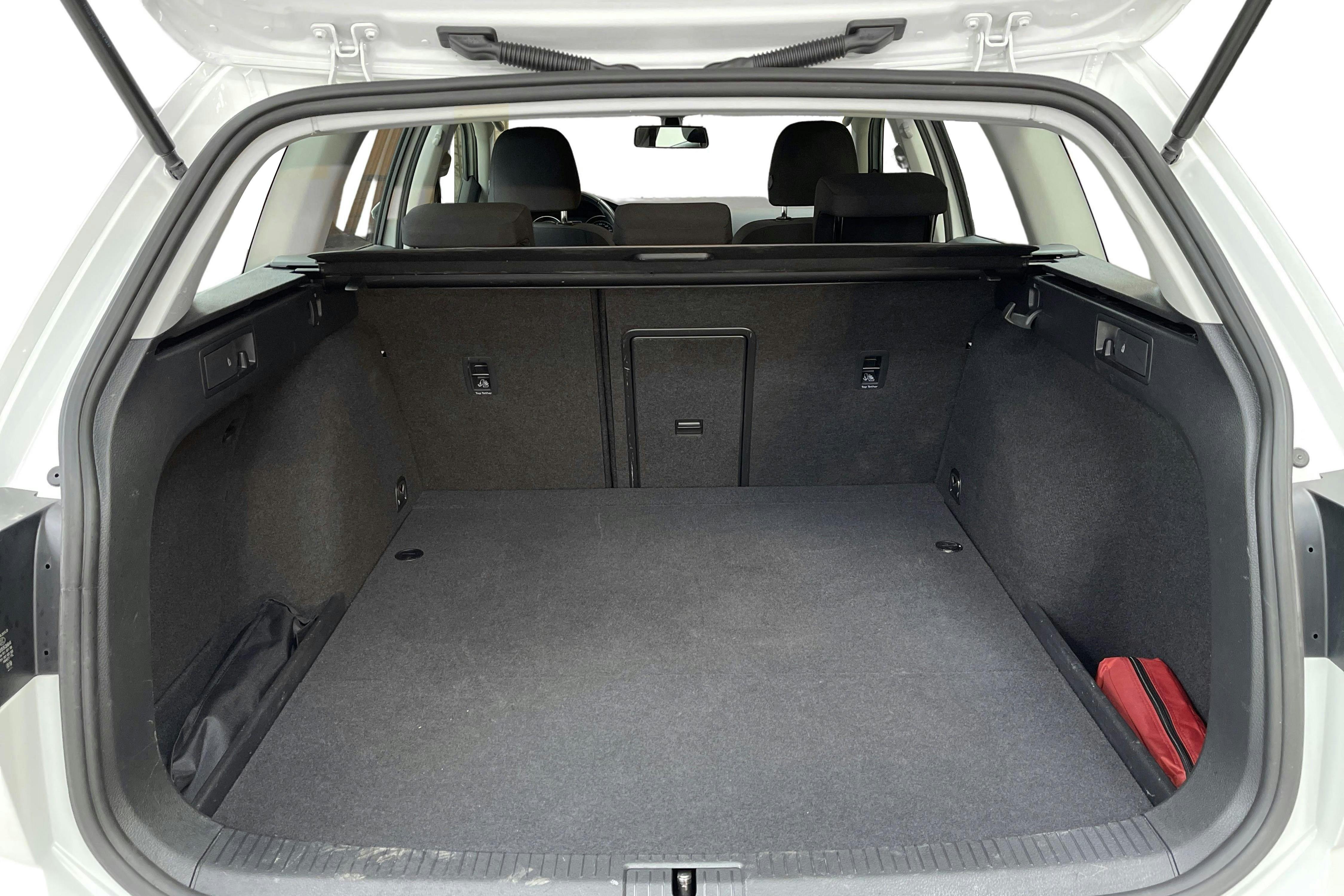 VW Golf VII 1.5 TGI Sportscombi (130hk) - 5 328 mil - Manuell - vit - 2019