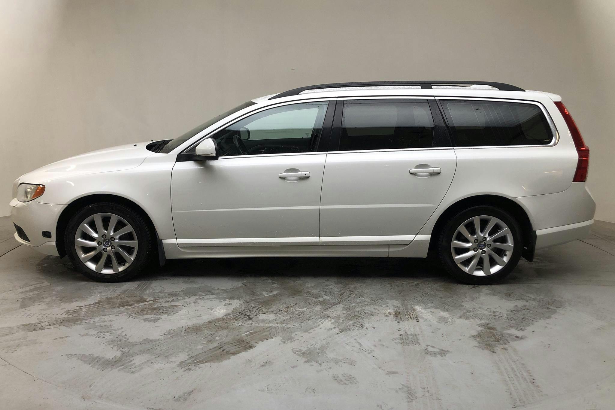 Volvo V70 II D3 (136hk) - 257 470 km - Manual - white - 2013