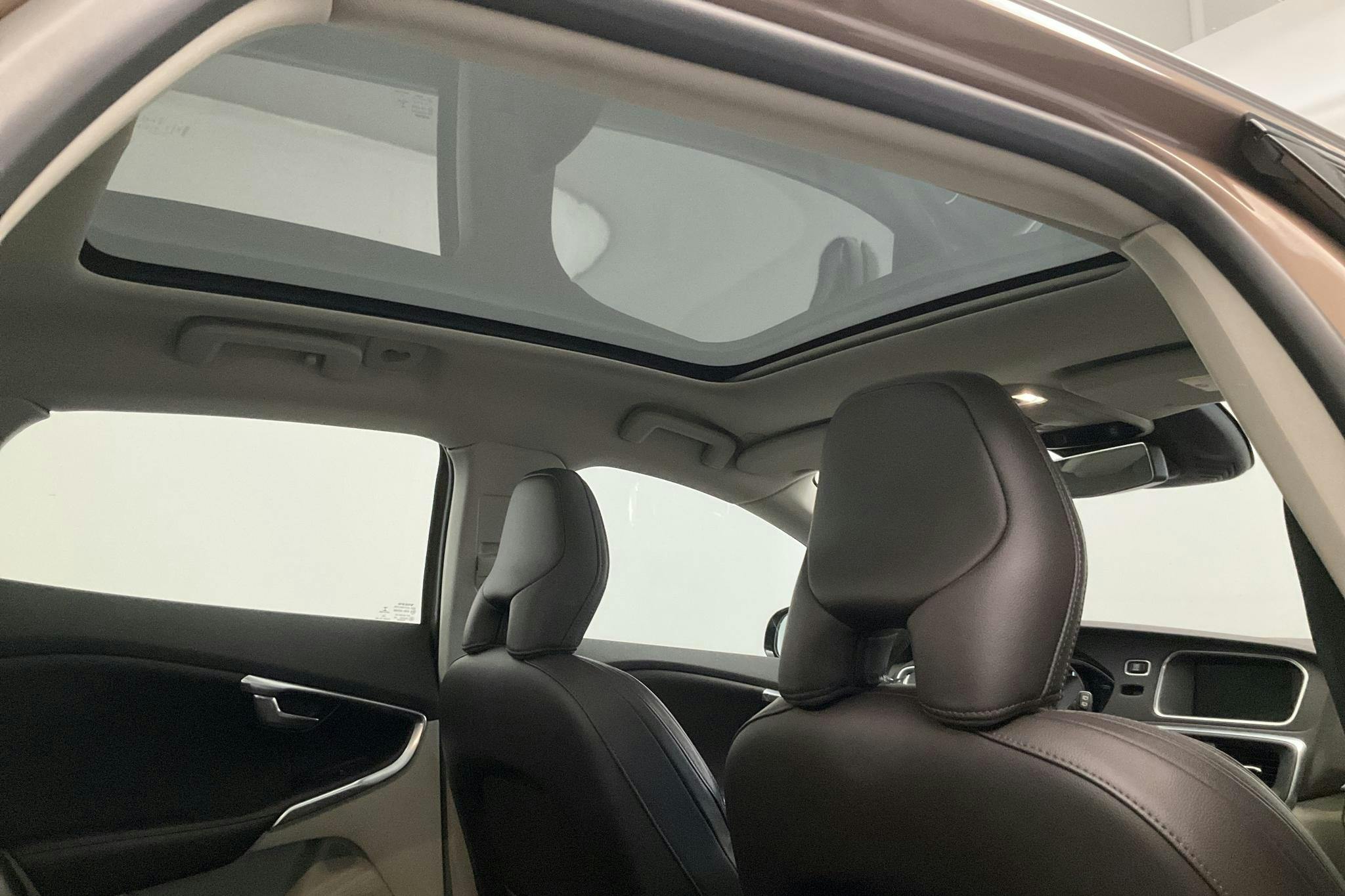 Volvo V40 Cross Country D2 (115hk) - 221 900 km - Manual - brown - 2014
