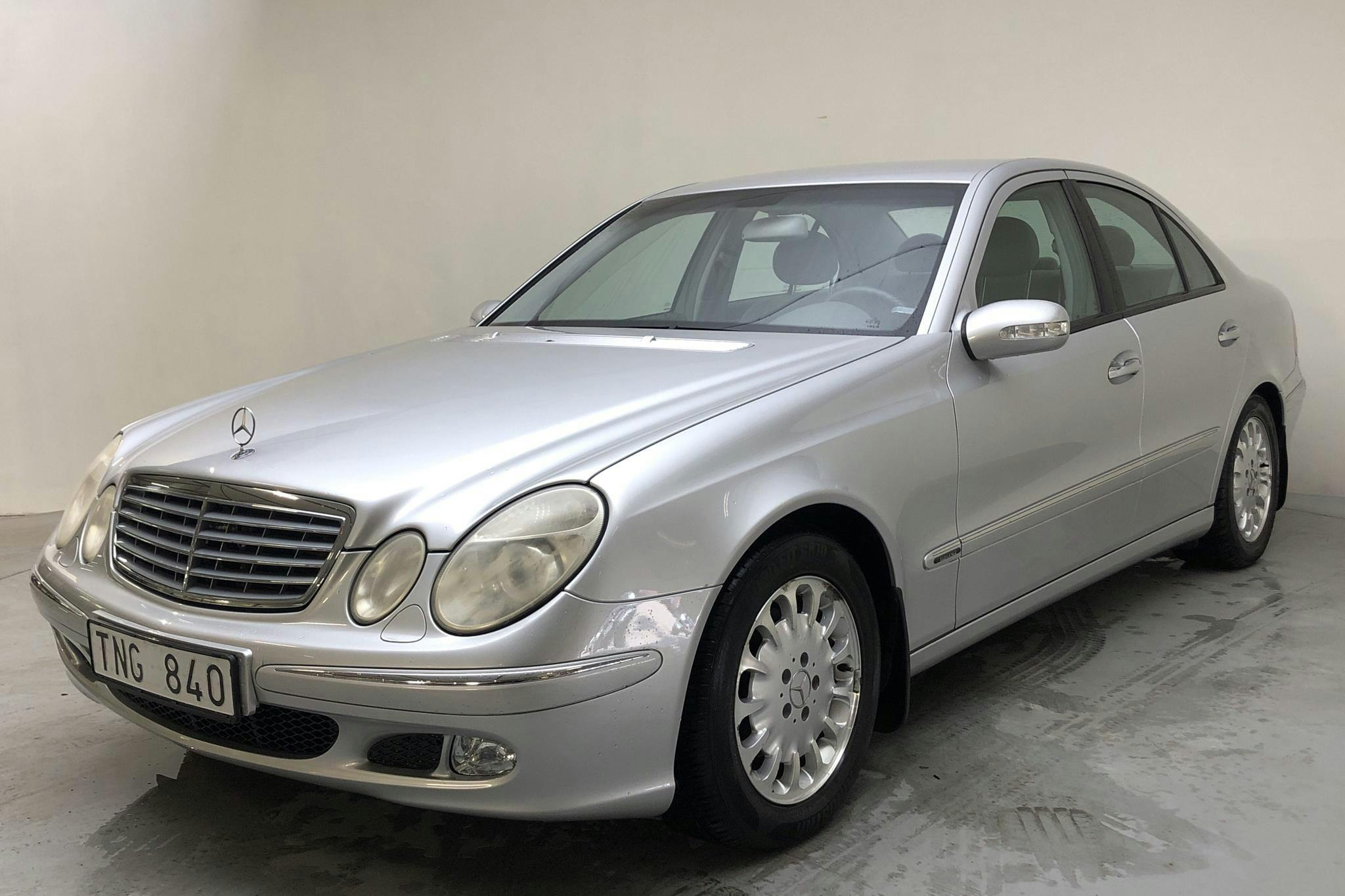Mercedes E 240 W211 (177hk) - 9 997 mil - Automat - Light Grey - 2003