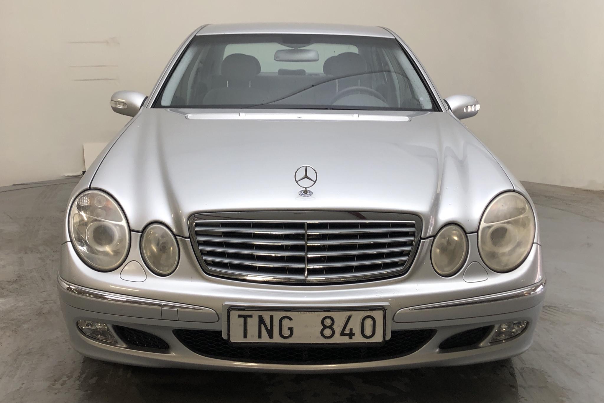 Mercedes E 240 W211 (177hk) - 9 997 mil - Automat - Light Grey - 2003