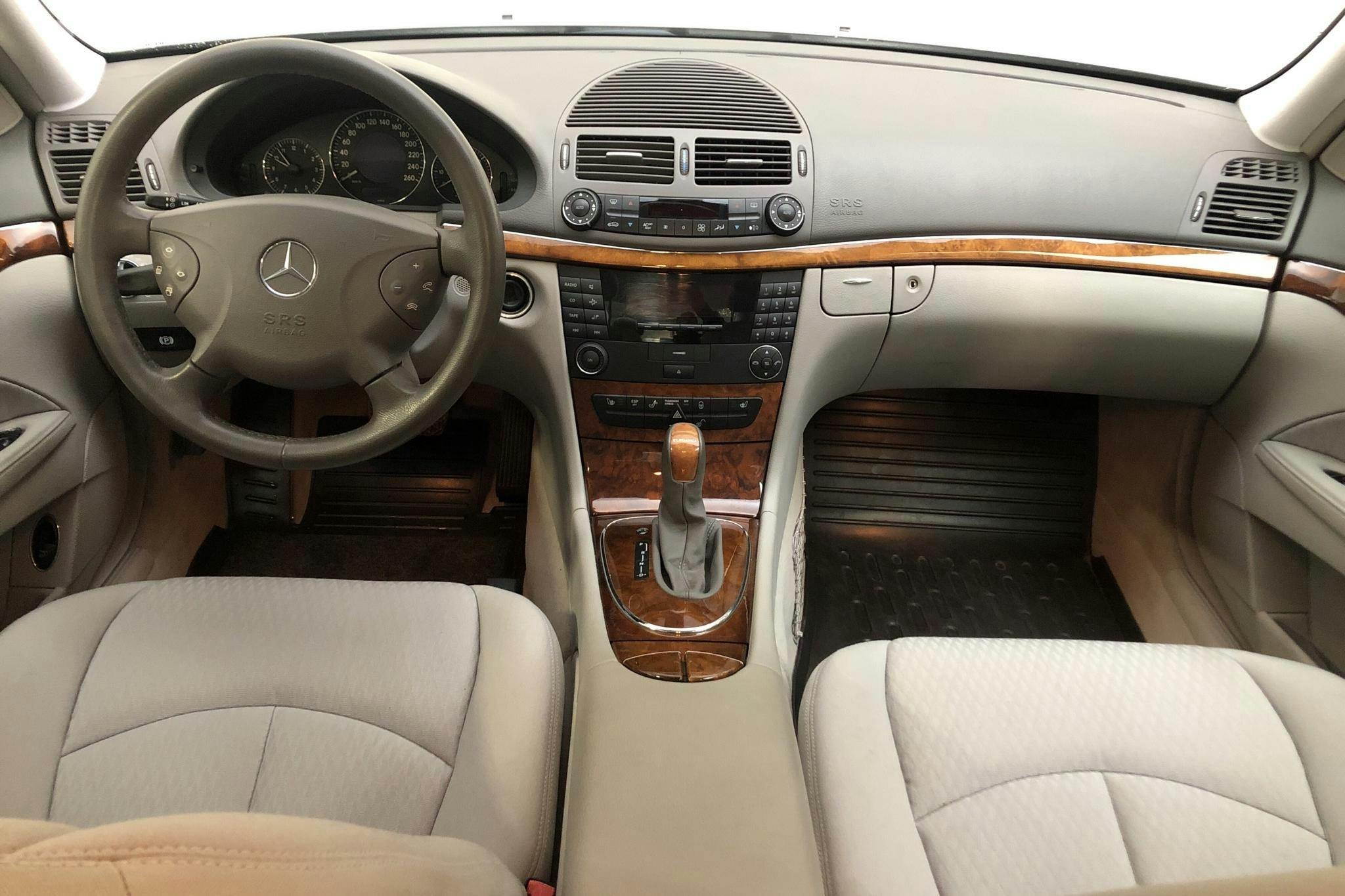Mercedes E 240 W211 (177hk) - 9 997 mil - Automat - Light Grey - 2003