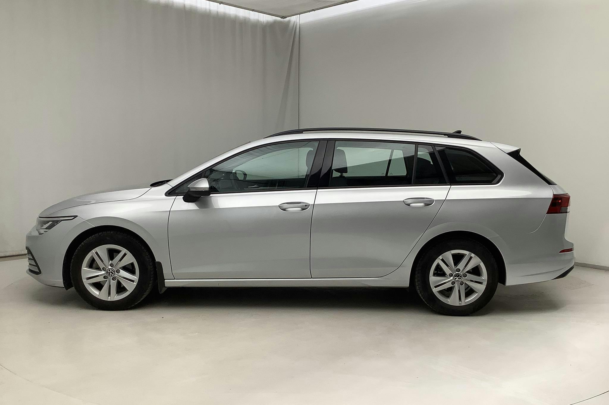 VW Golf VIII 1.5 TSI 5dr (130hk) - 4 347 mil - Automat - silver - 2021