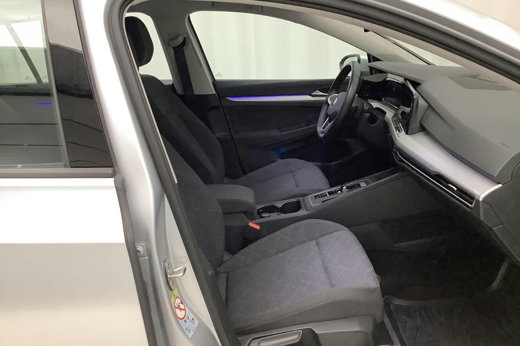 VW Golf VIII 1.5 TSI 5dr (130hk) - 4 347 mil - Automat - silver - 2021