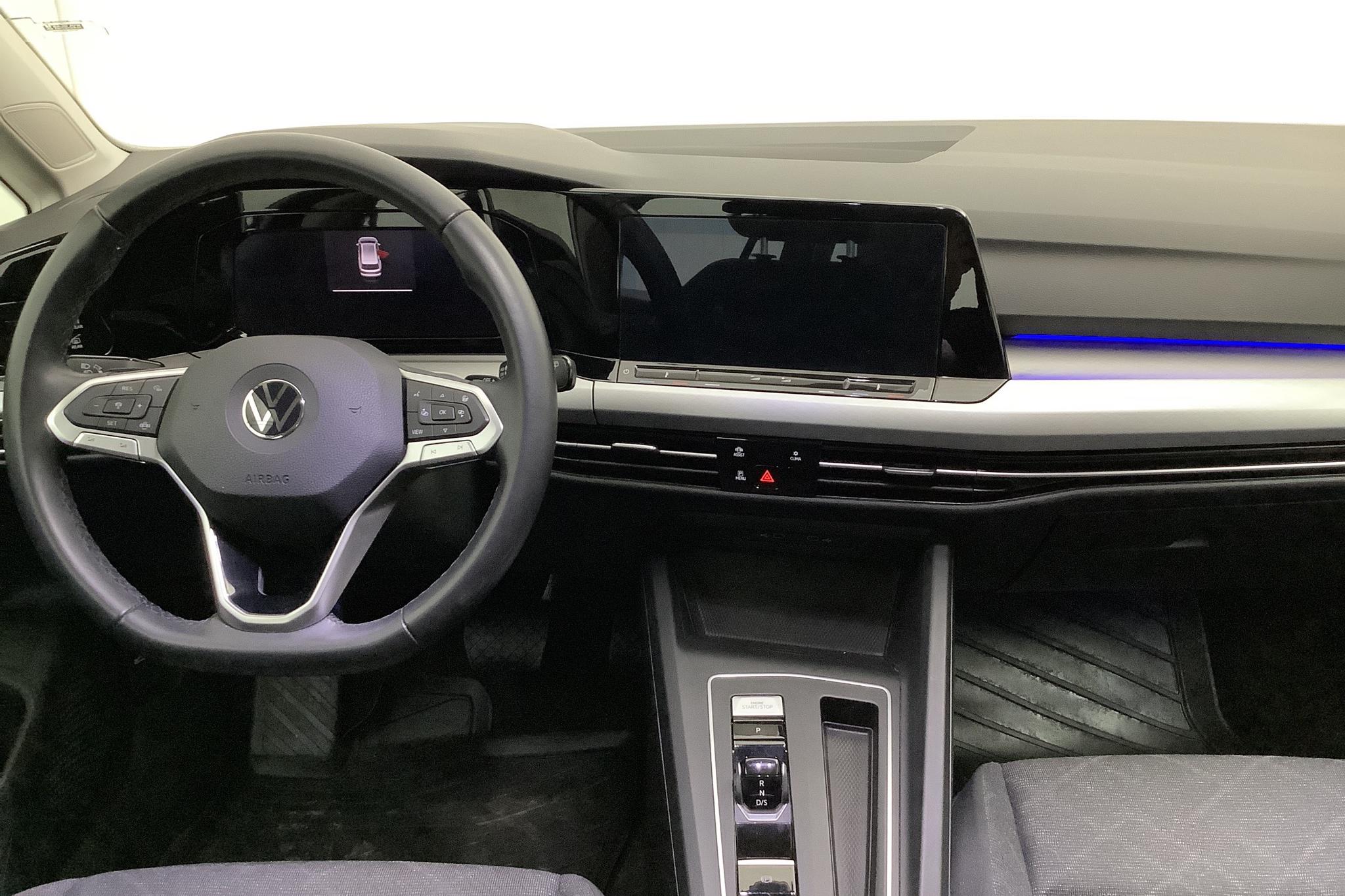 VW Golf VIII 1.5 TSI 5dr (130hk) - 4 347 mil - Automat - silver - 2021