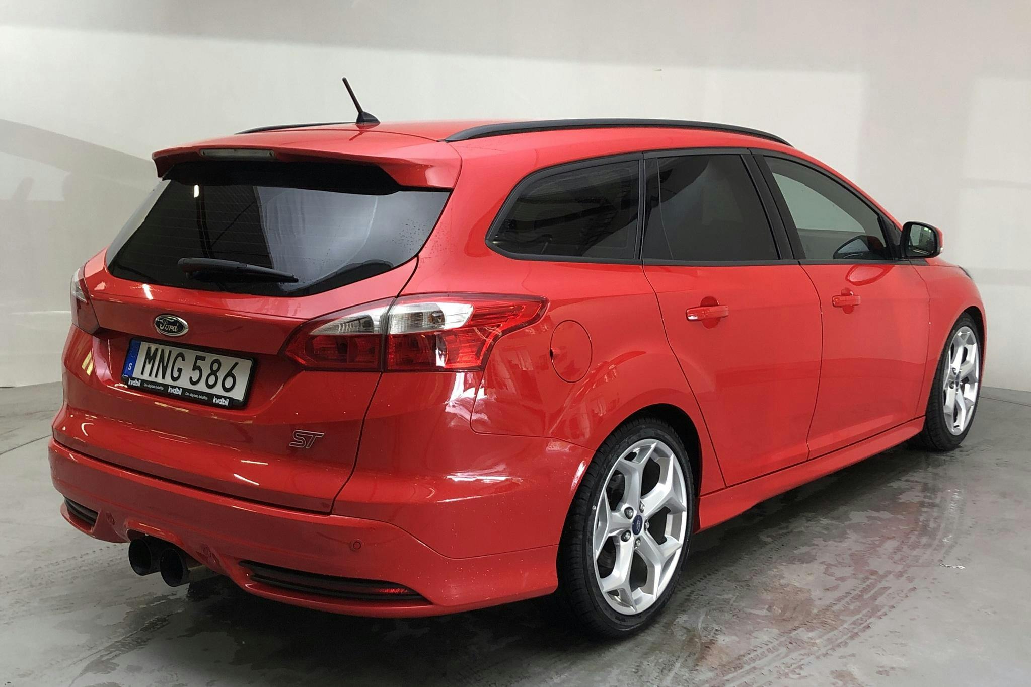 Ford Focus 2.0 ST EcoBoost Kombi (250hk) - 79 910 km - Manual - red - 2014