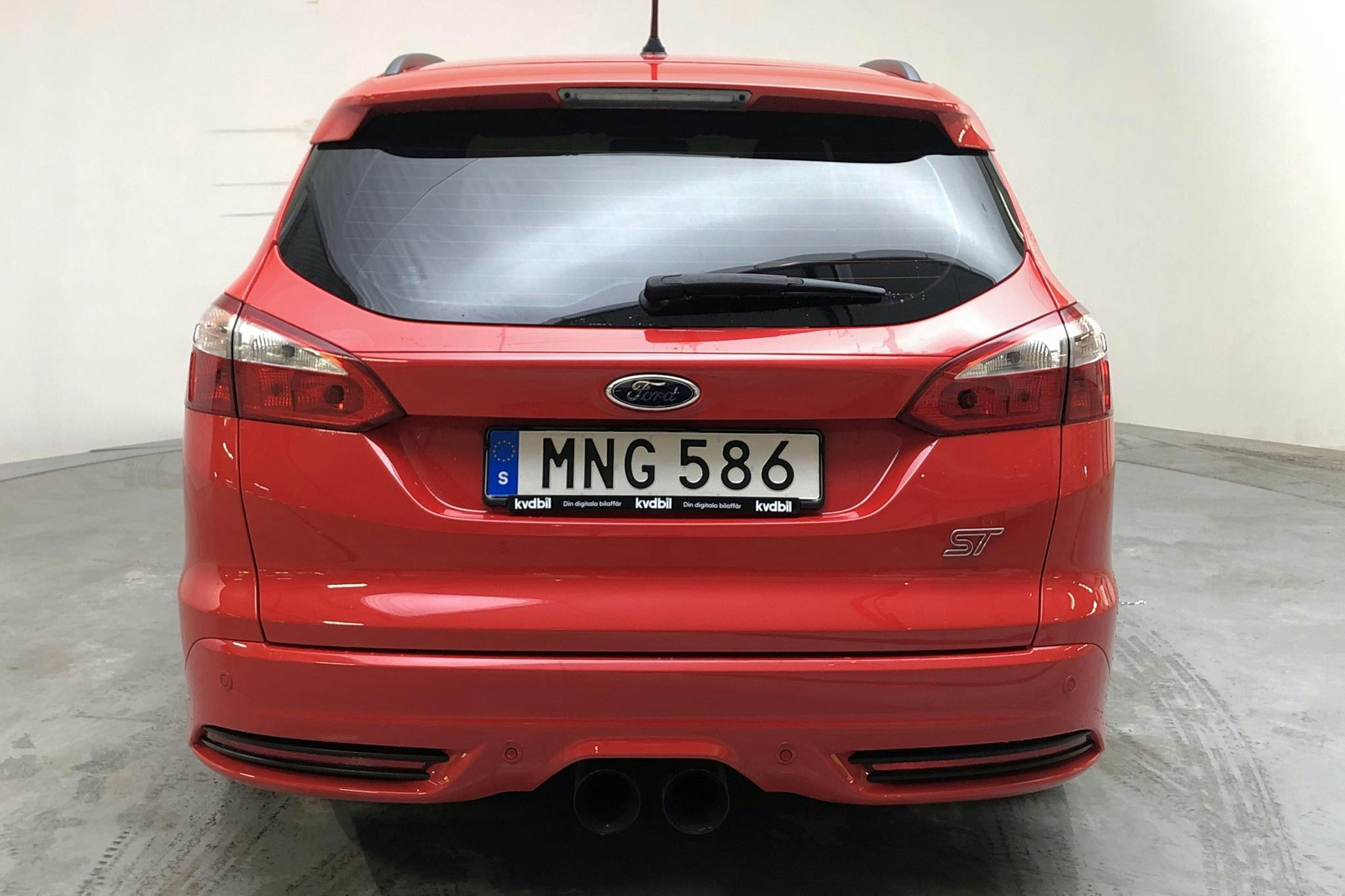 Ford Focus 2.0 ST EcoBoost Kombi (250hk) - 79 910 km - Manual - red - 2014
