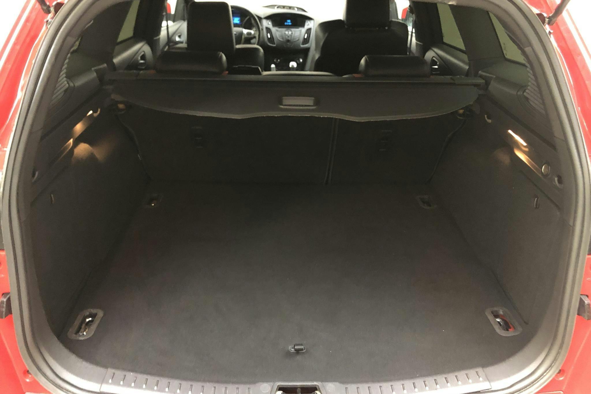 Ford Focus 2.0 ST EcoBoost Kombi (250hk) - 79 910 km - Manual - red - 2014