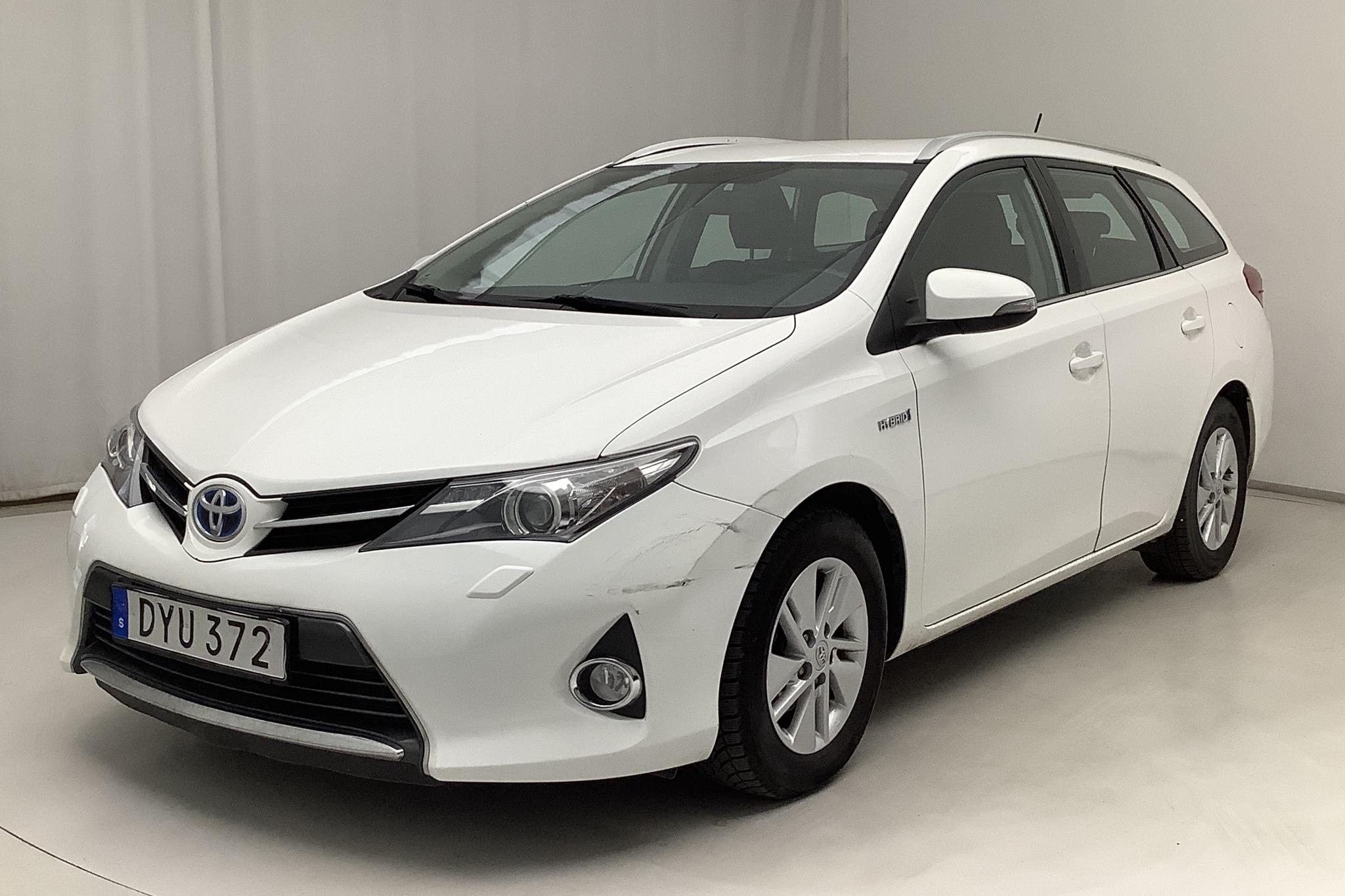 Toyota Auris 1.8 HSD Touring Sports (99hk) - 181 880 km - Automatic - white - 2015