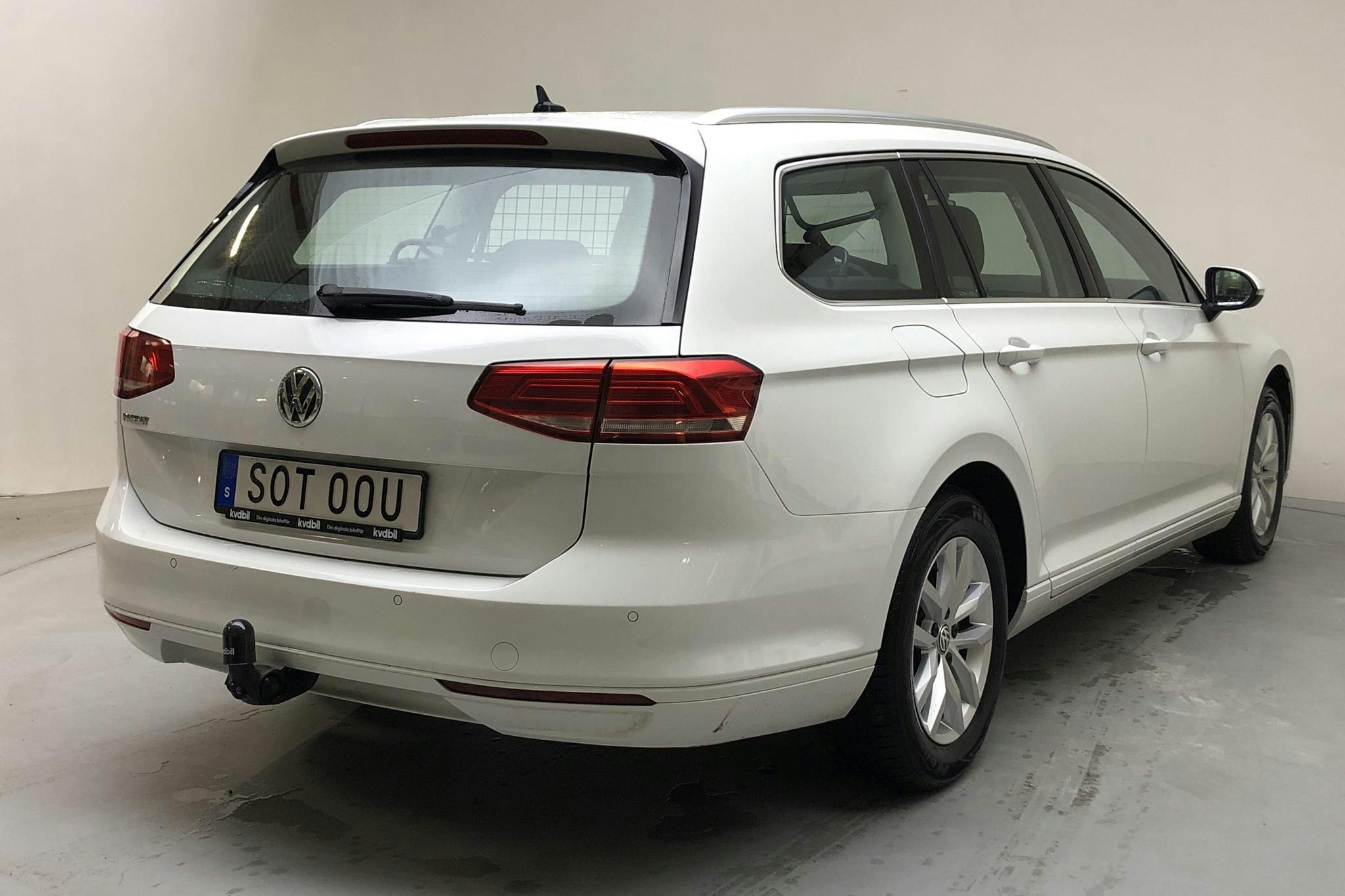 VW Passat 2.0 TDI Sportscombi (150hk) - 9 168 mil - Automat - vit - 2019
