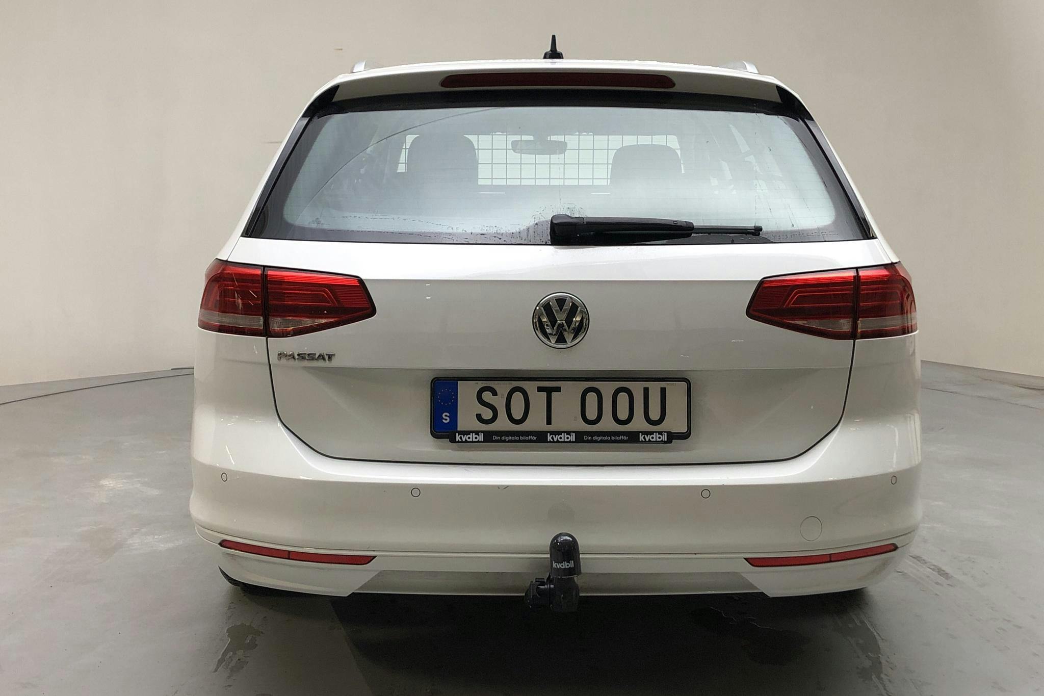 VW Passat 2.0 TDI Sportscombi (150hk) - 9 168 mil - Automat - vit - 2019