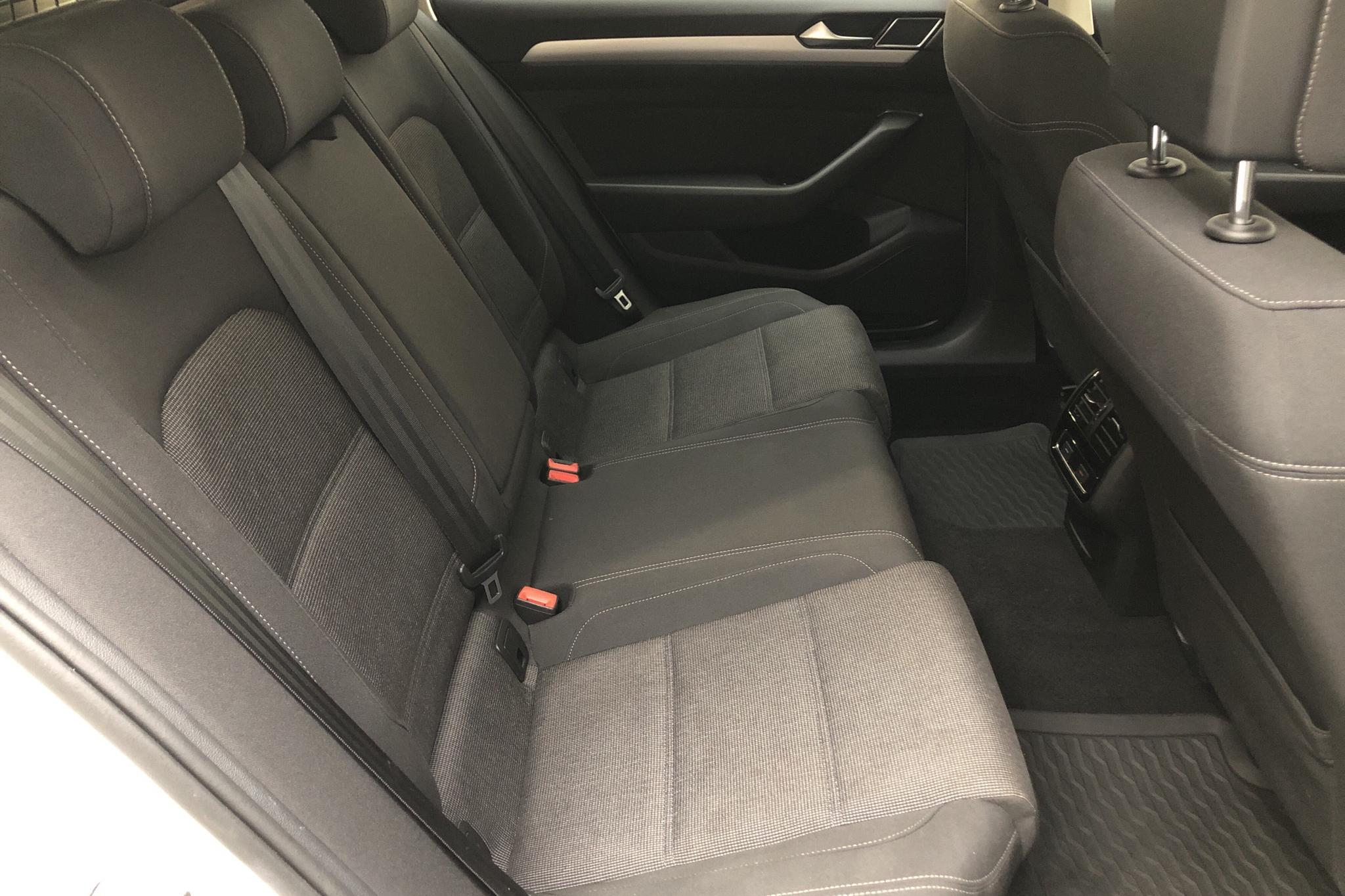 VW Passat 2.0 TDI Sportscombi (150hk) - 9 168 mil - Automat - vit - 2019