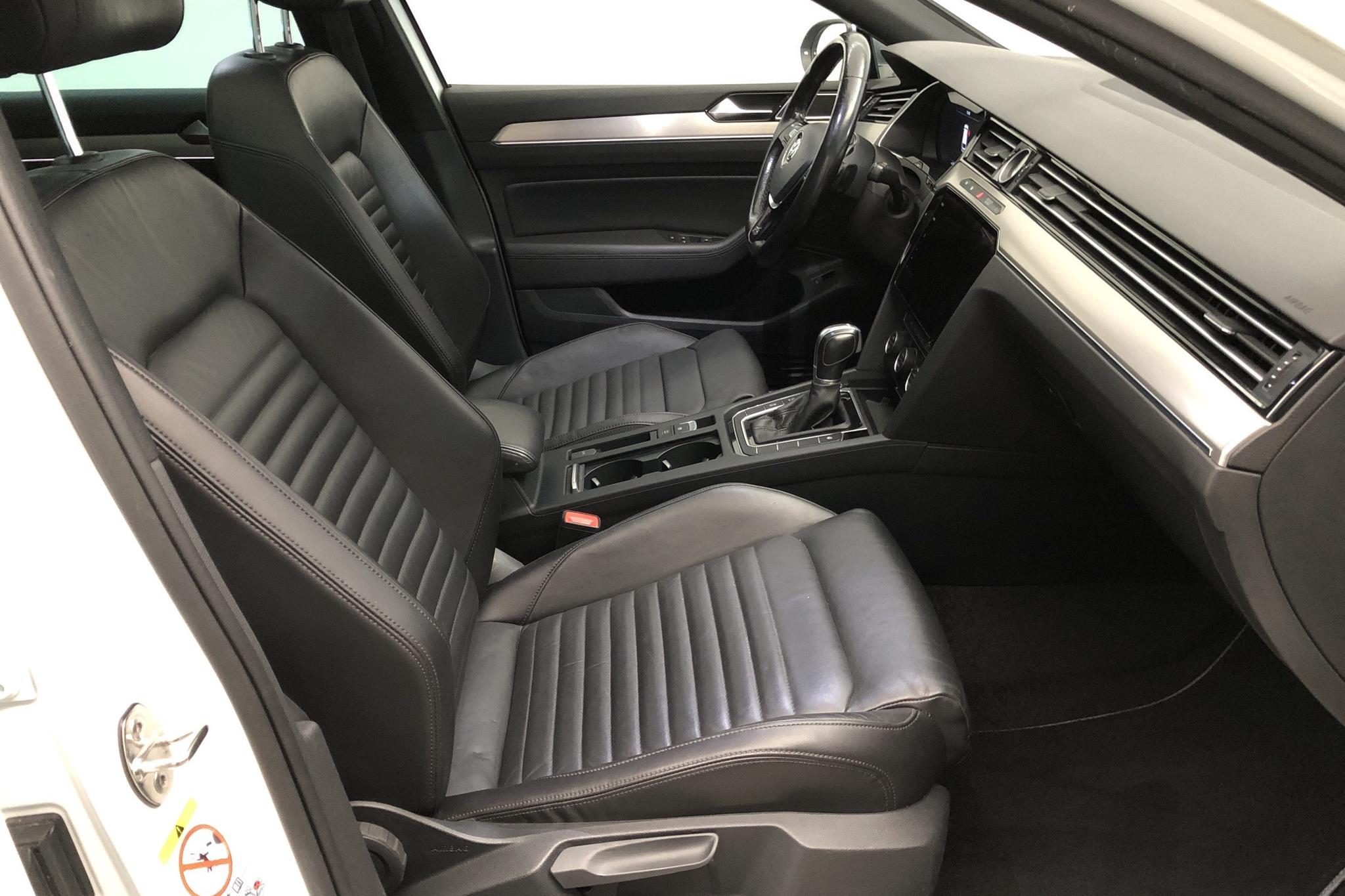 VW Passat Alltrack 2.0 TDI Sportscombi 4MOTION (240hk) - 12 356 mil - Automat - vit - 2018