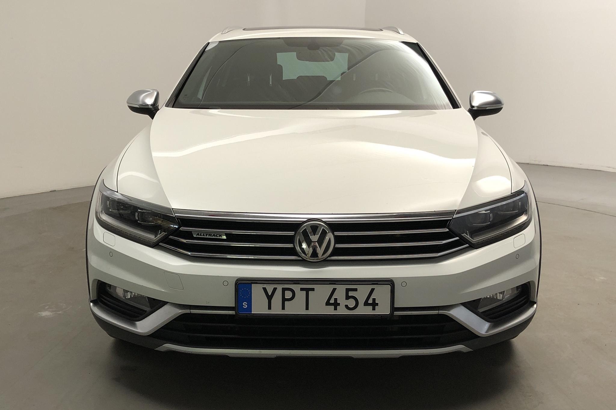 VW Passat Alltrack 2.0 TDI Sportscombi 4MOTION (240hk) - 123 560 km - Automatic - white - 2018