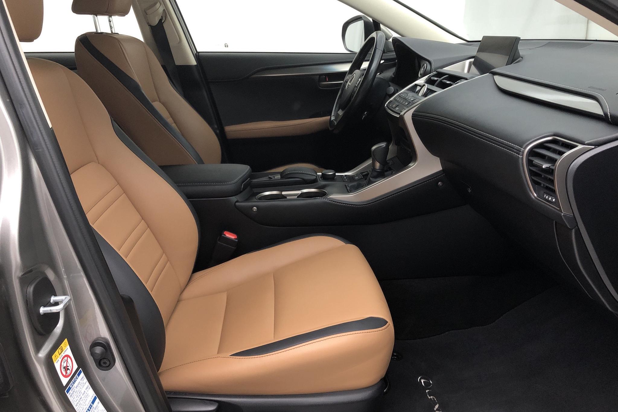 Lexus NX 300h AWD (181hk) - 6 716 mil - Automat - Light Grey - 2017