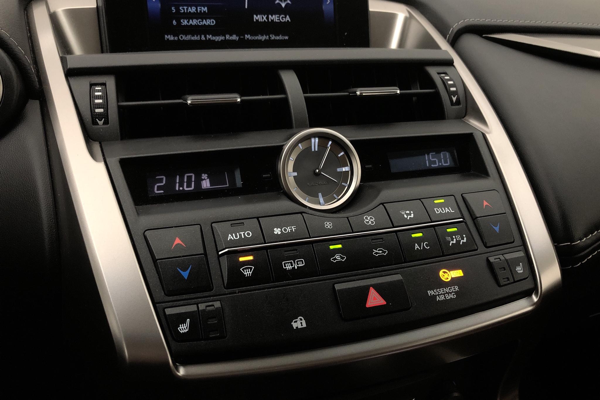 Lexus NX 300h AWD (181hk) - 6 716 mil - Automat - Light Grey - 2017