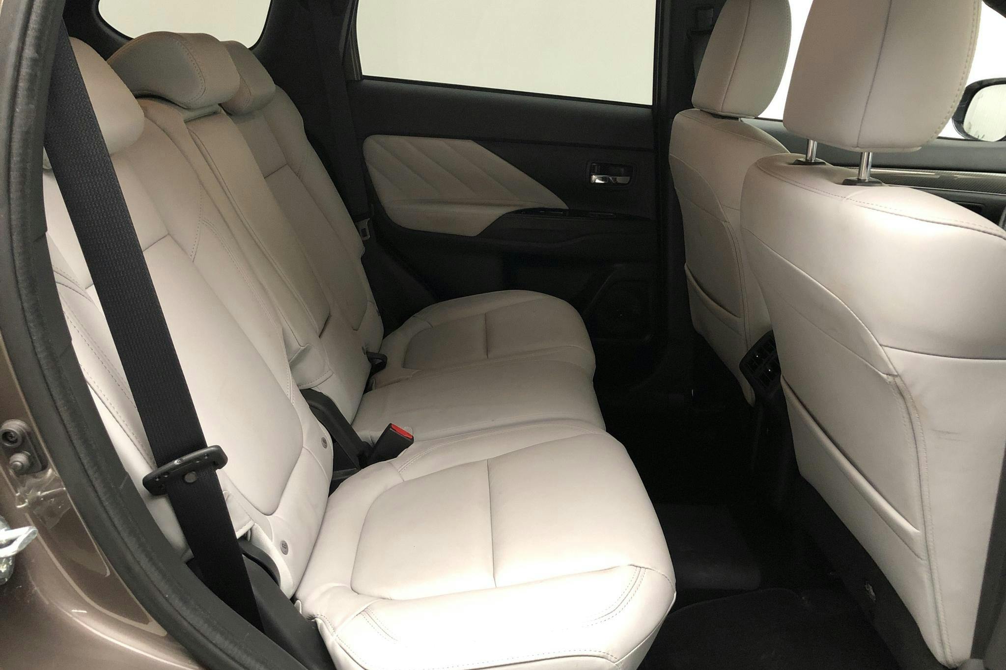 Mitsubishi Outlander 2.4 Plug-in Hybrid 4WD (136hk) - 5 430 mil - Automat - brun - 2020