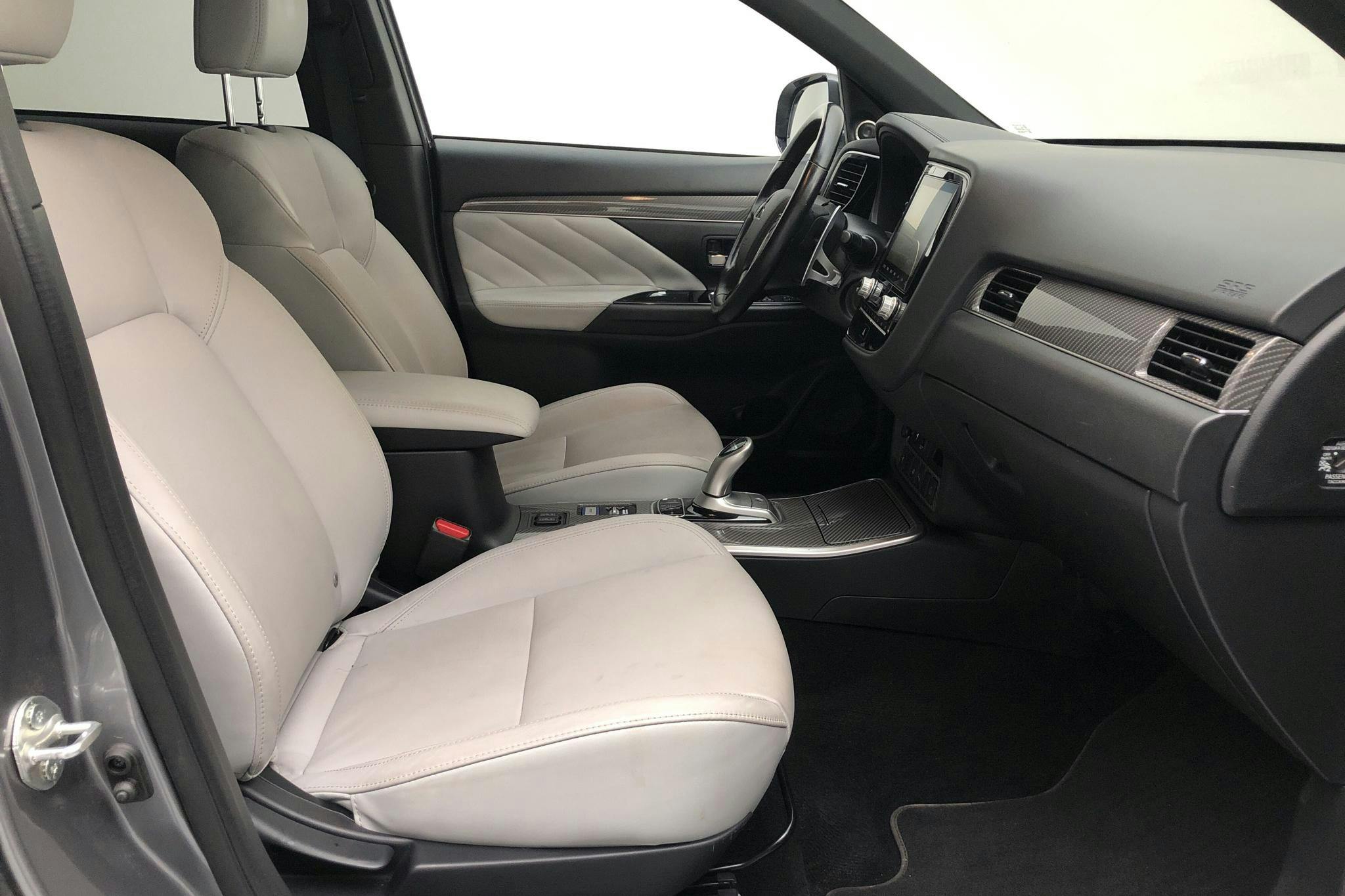 Mitsubishi Outlander 2.4 Plug-in Hybrid 4WD (136hk) - 8 512 mil - Automat - grå - 2020